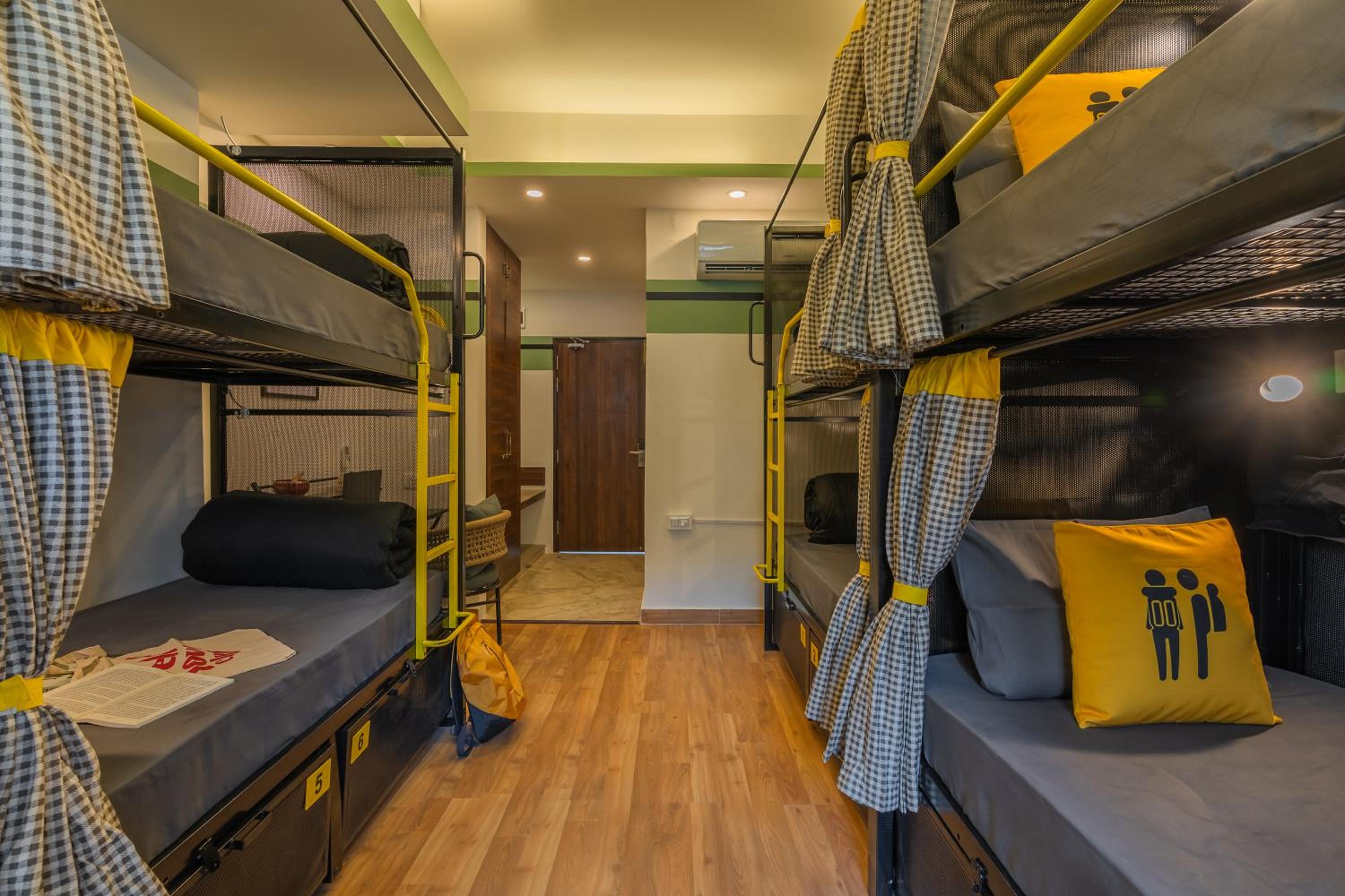 Bed in 6 Bed Mixed Dormitory with Balcony and Mountain View photo 3