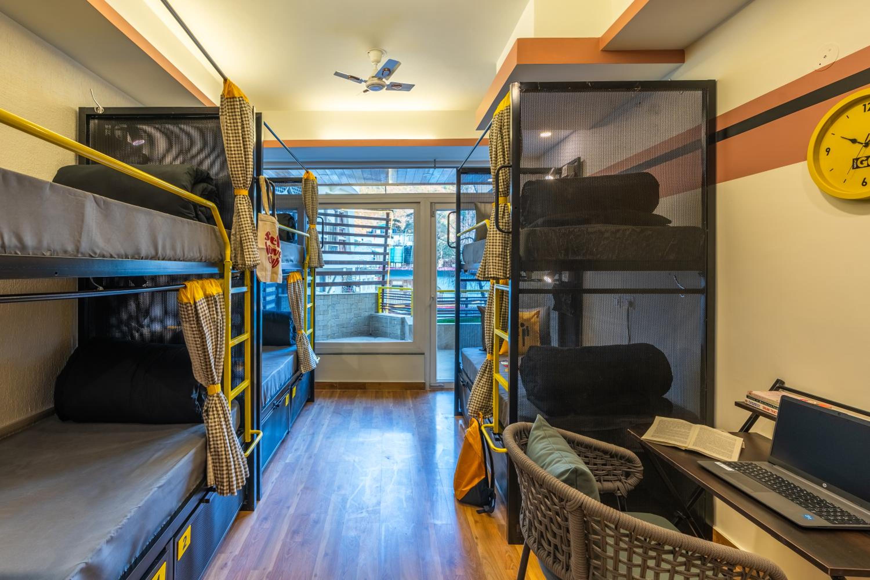 Bed in 6 Bed Mixed Dormitory with Balcony and Mountain View photo 2