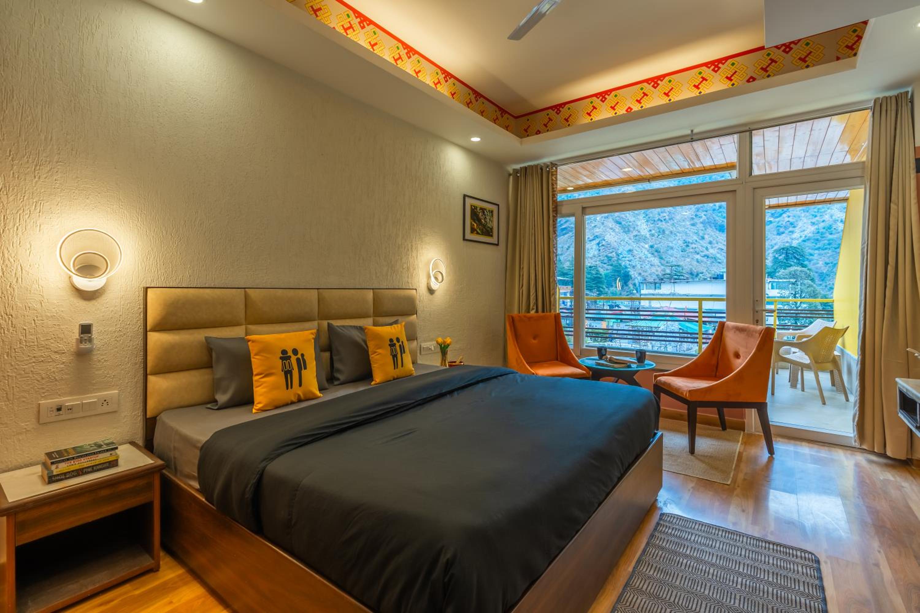 Deluxe Double Room with Balcony and Mountain View photo 2