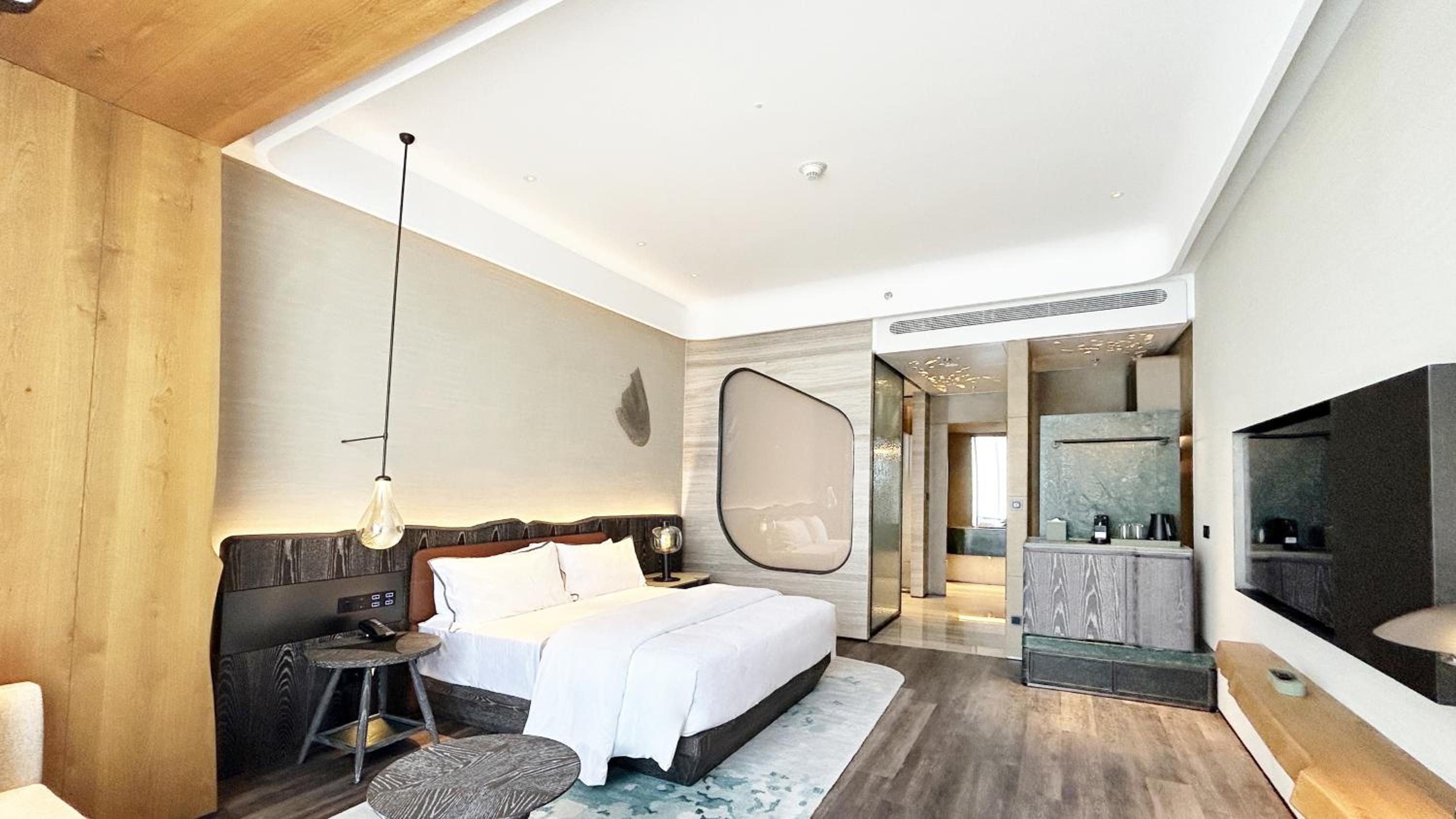 Deluxe King Room with City View photo 2