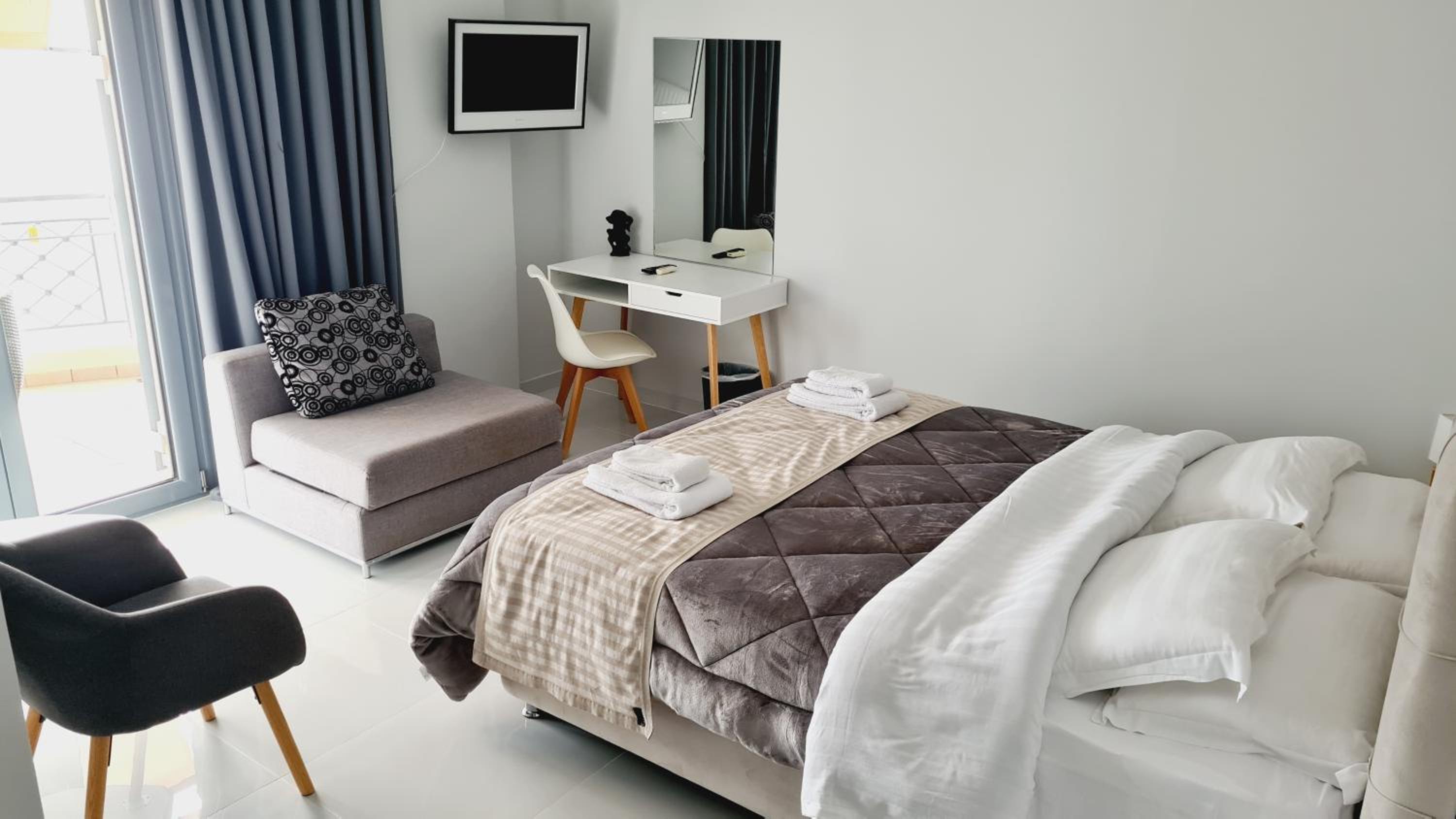Deluxe Double Room with Balcony and Sea View - Photo 18
