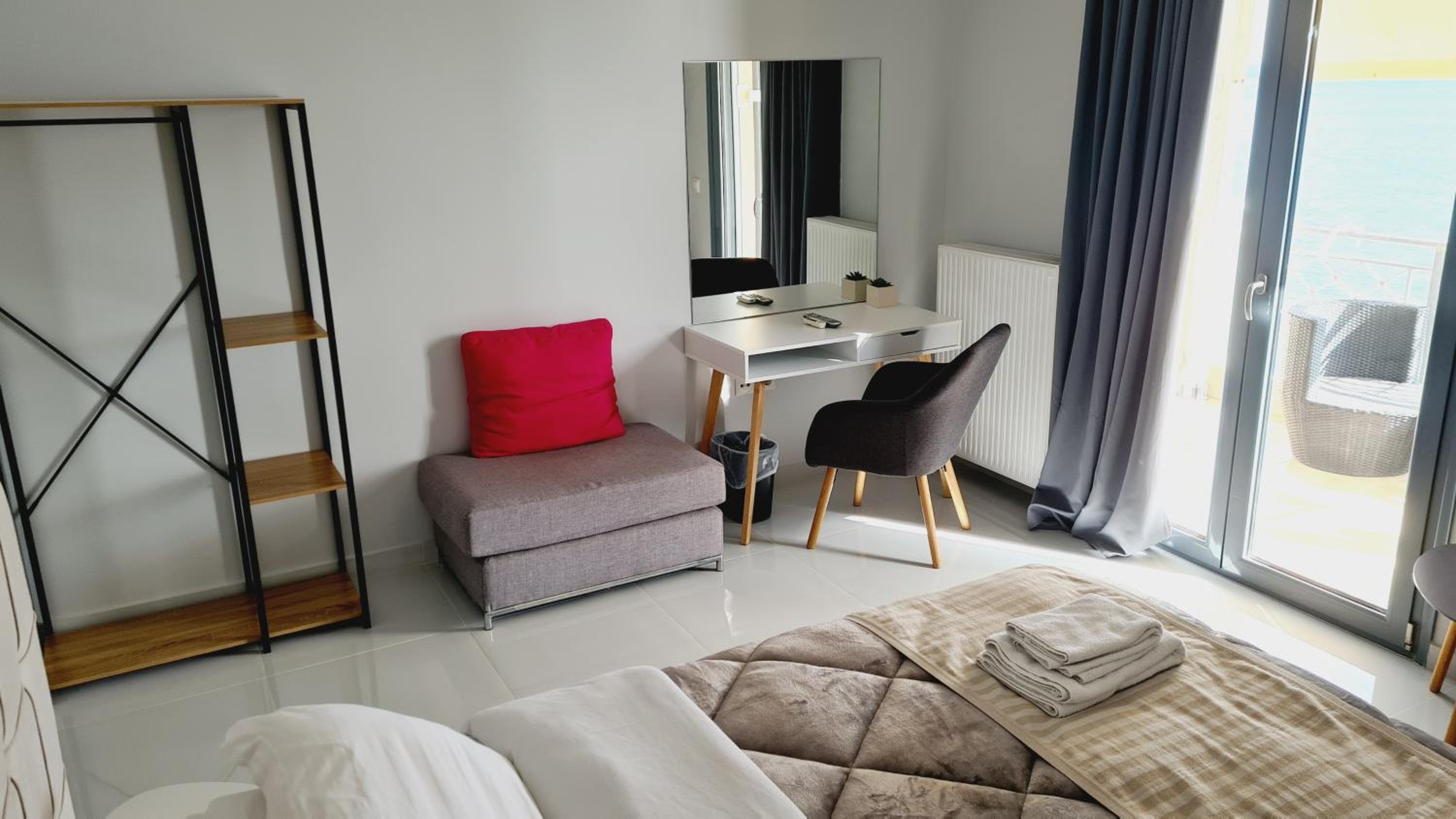 Deluxe Double Room with Balcony and Sea View - Photo 8