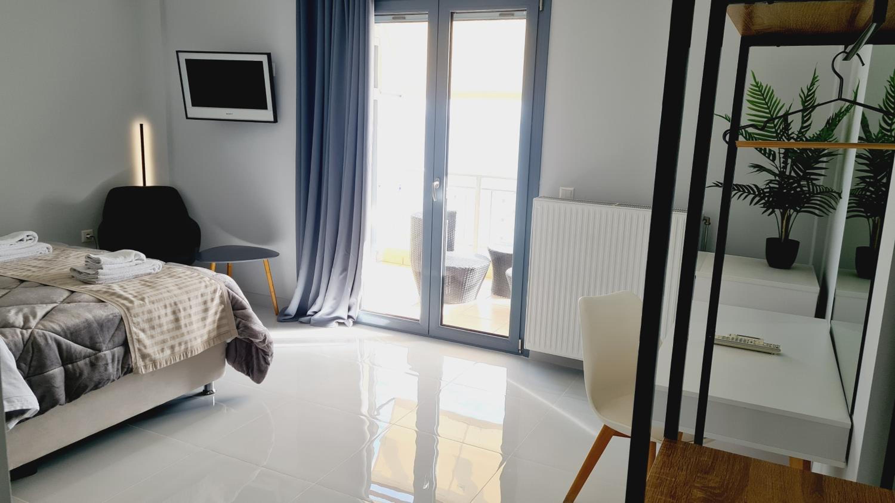 Deluxe Double Room with Balcony and Sea View - Photo 9