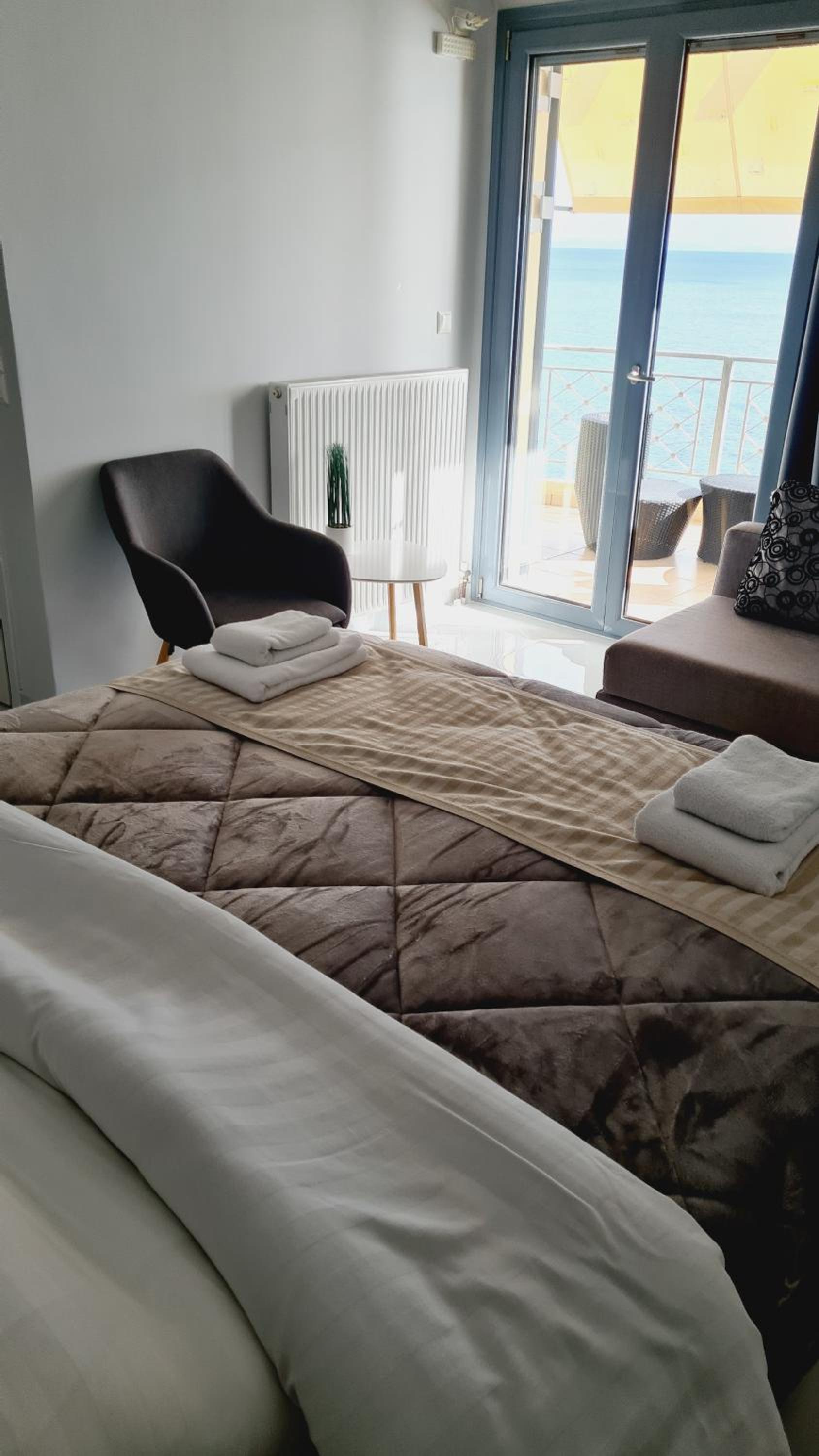 Deluxe Double Room with Balcony and Sea View - Photo 10