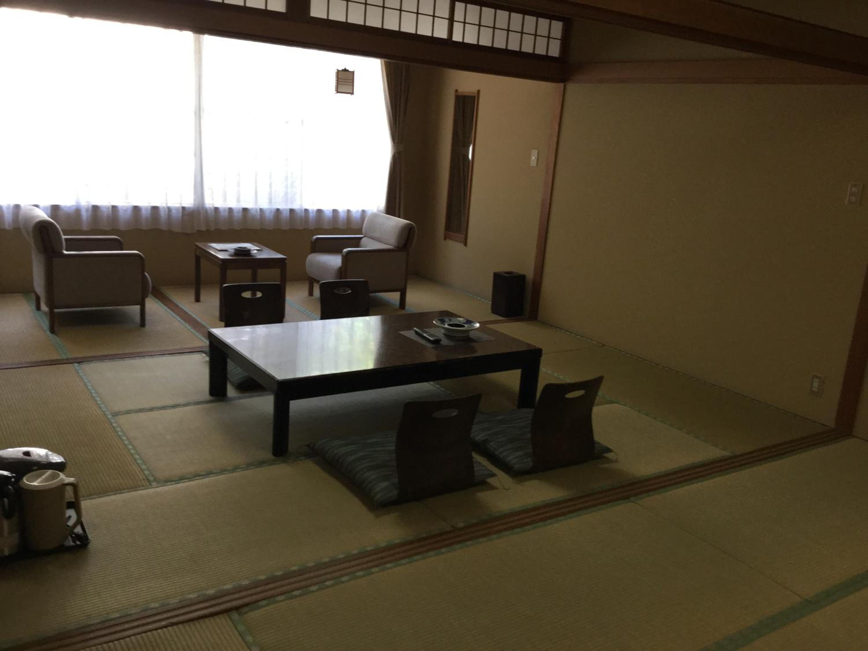 Japanese-Style Family Room with Shared Bathroom photo 2