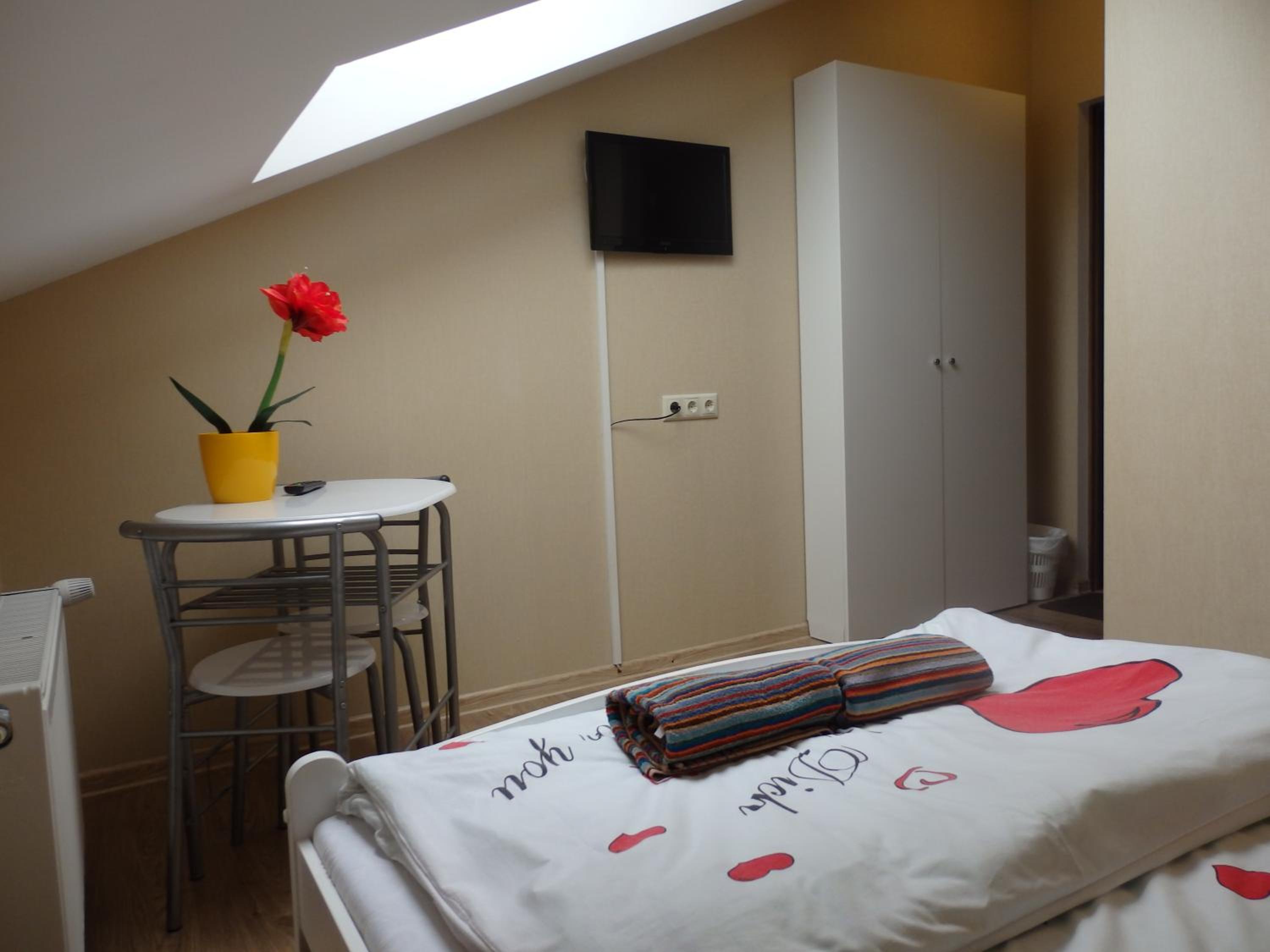 Double or Twin Room with Shower - Photo 8