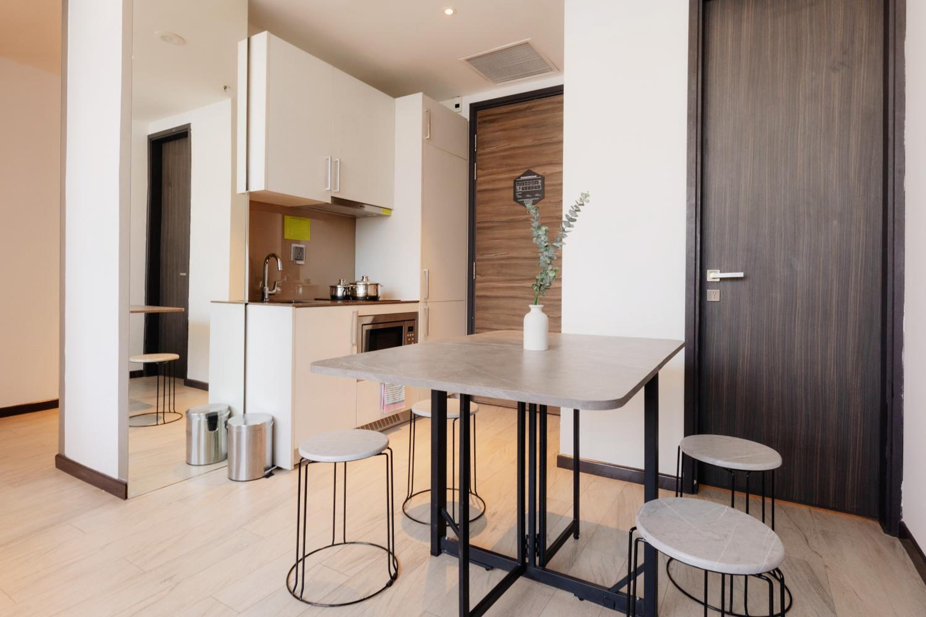 Three-Bedroom Apartment with Laundry Room photo 3