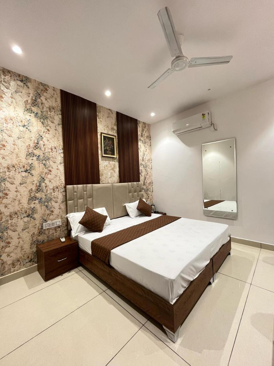 Deluxe King Room photo 3
