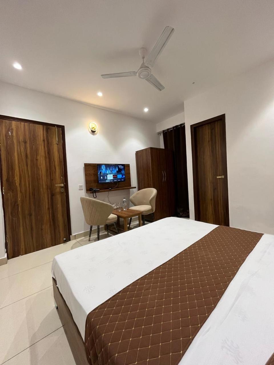 Deluxe King Room photo 2