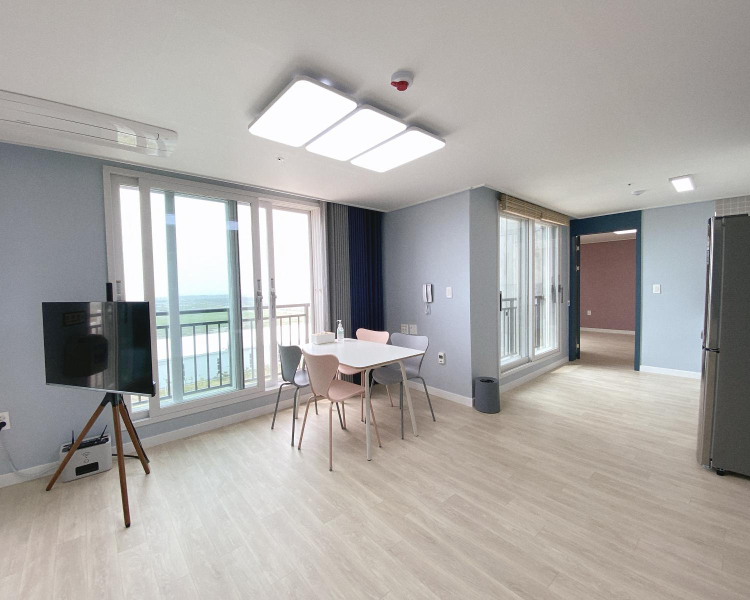 Family Room - Photo 2