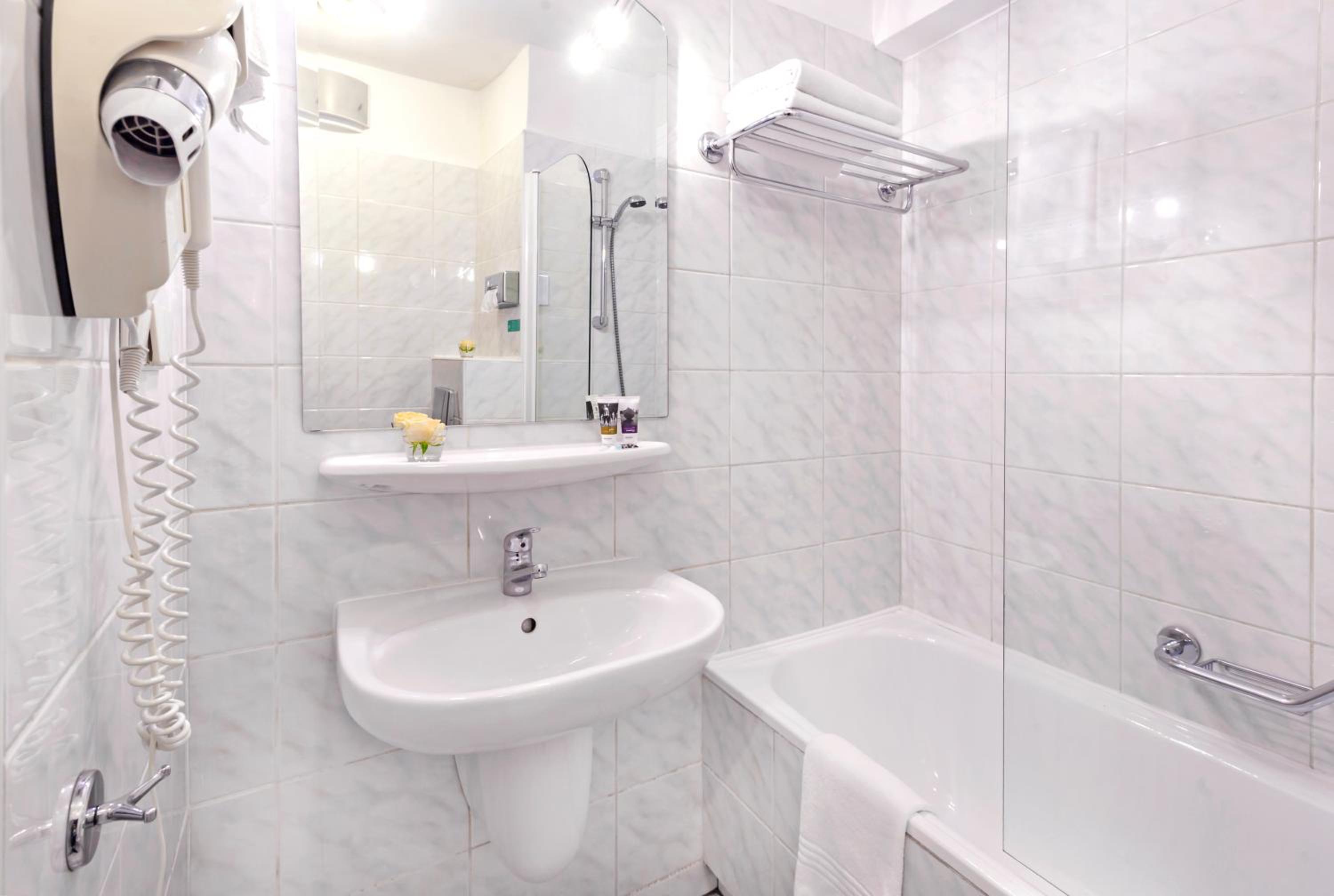 Twin Room - Photo 8