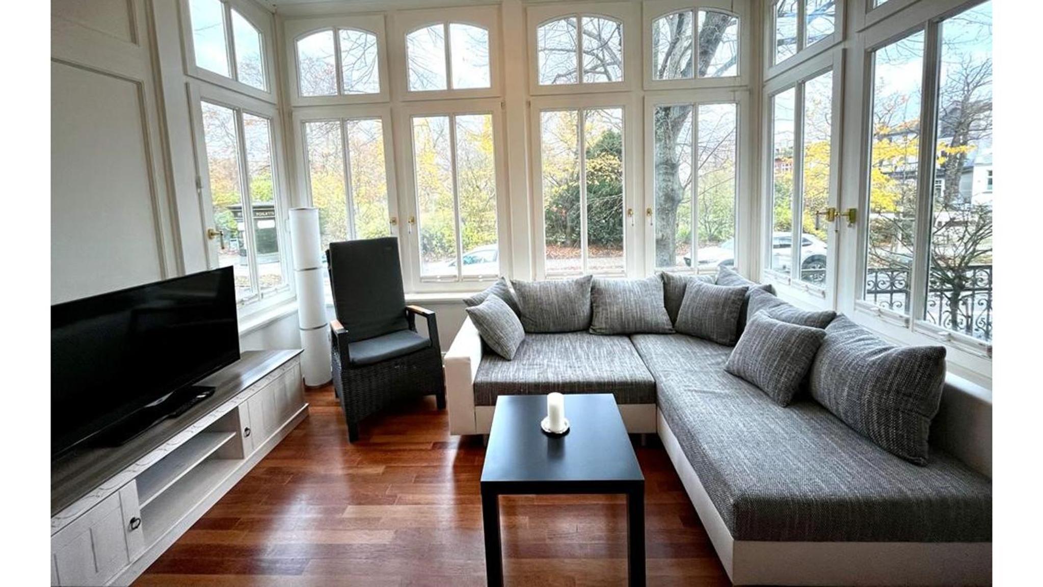 One-Bedroom Apartment photo 1