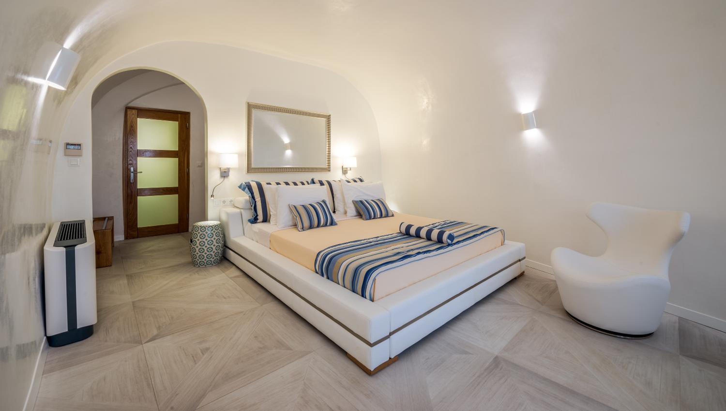 Premier Suite with Private Heated Outdoor Pool & Caldera Sea View photo 3