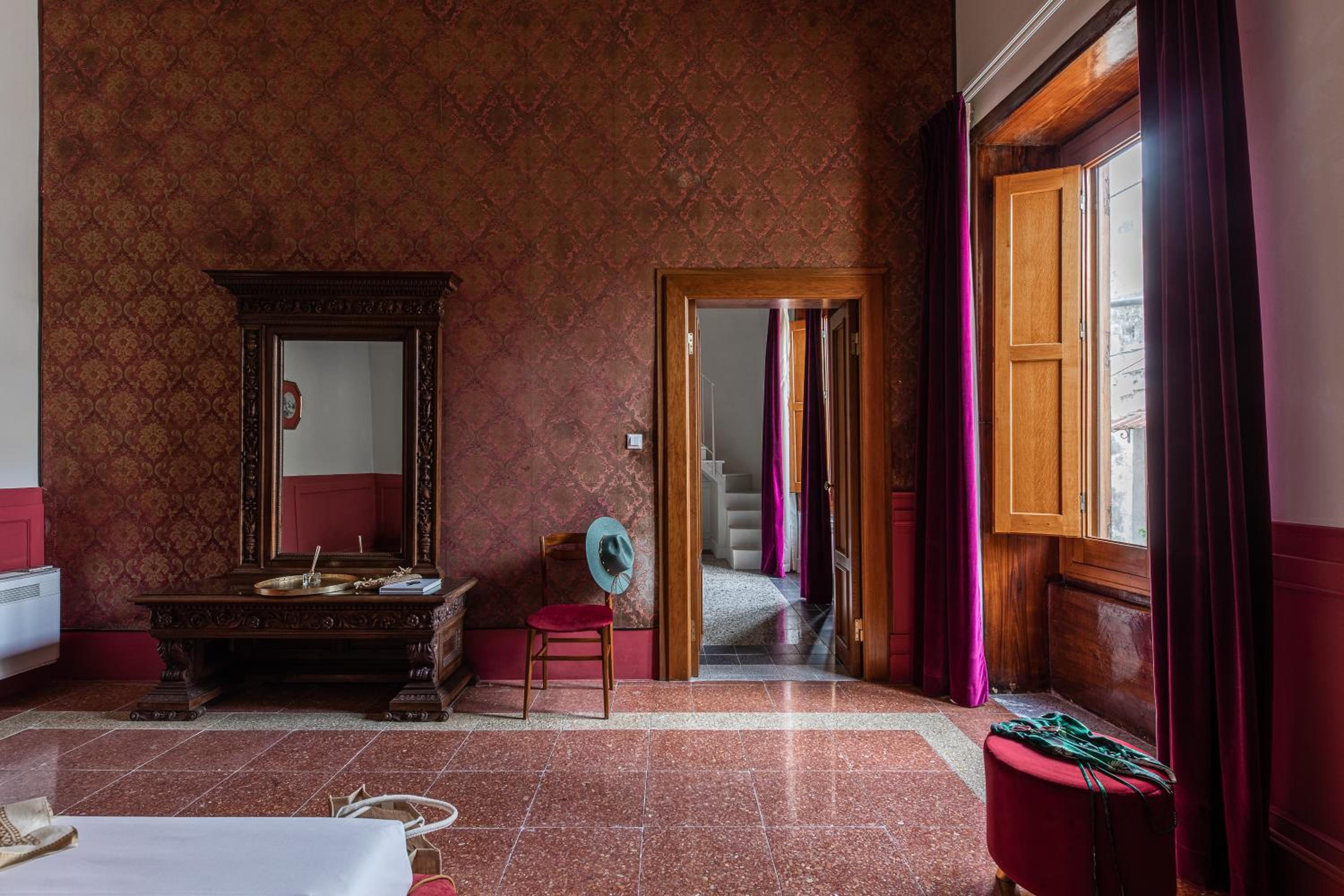 Deluxe King Room photo 1