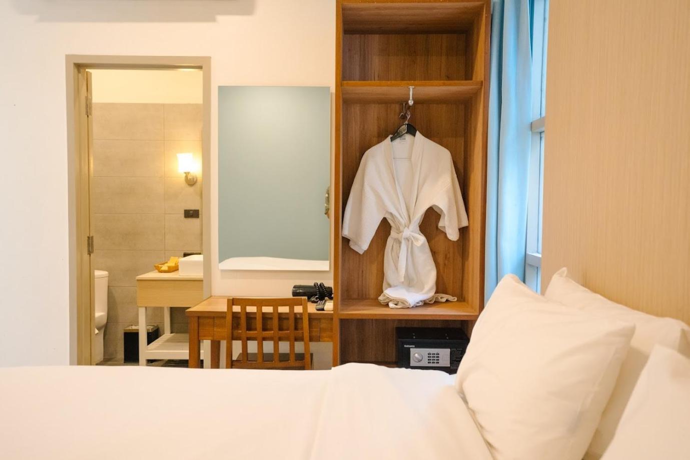 Deluxe Double Room with Balcony photo 3
