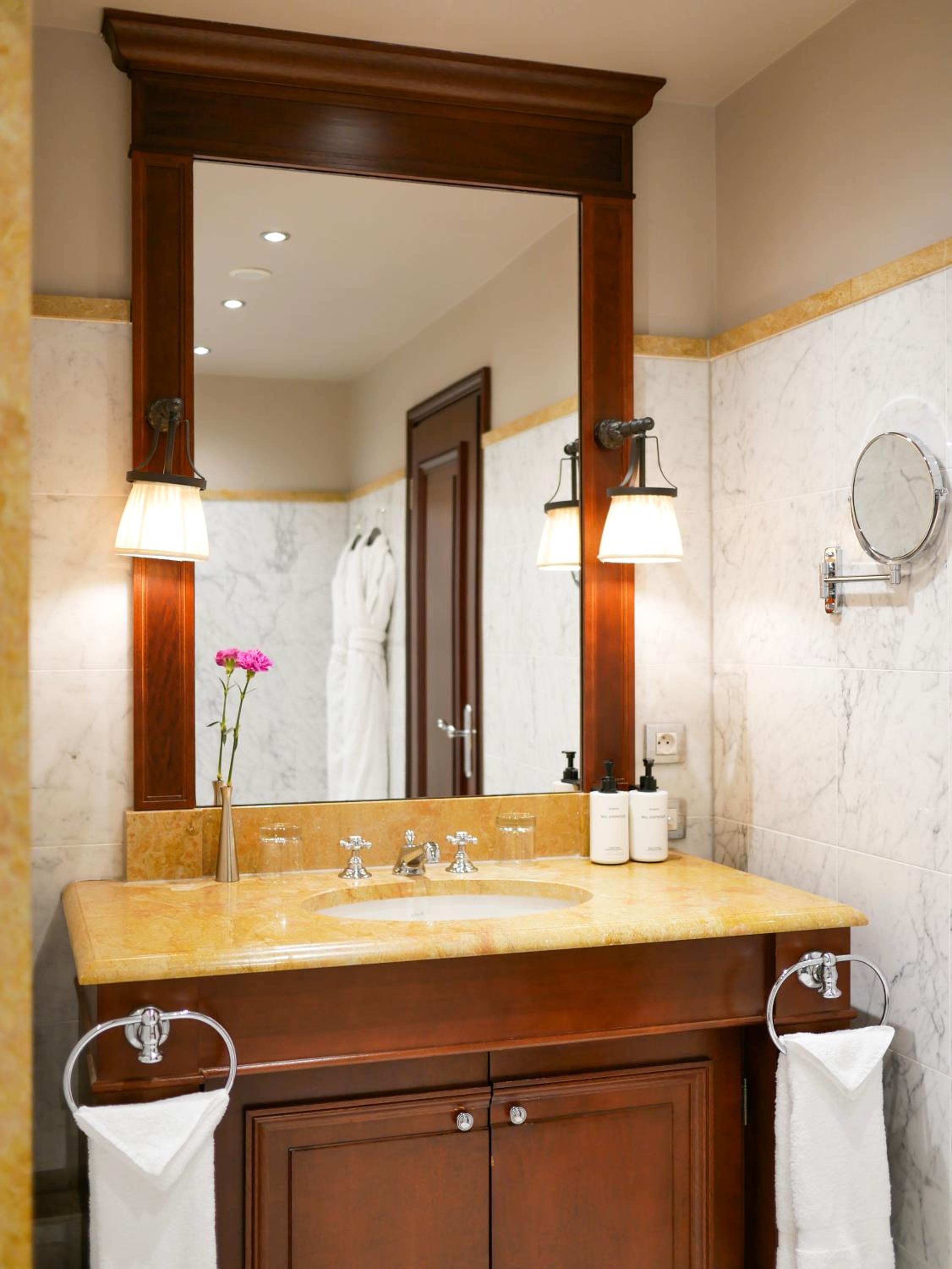 Junior King Suite - Photo 8