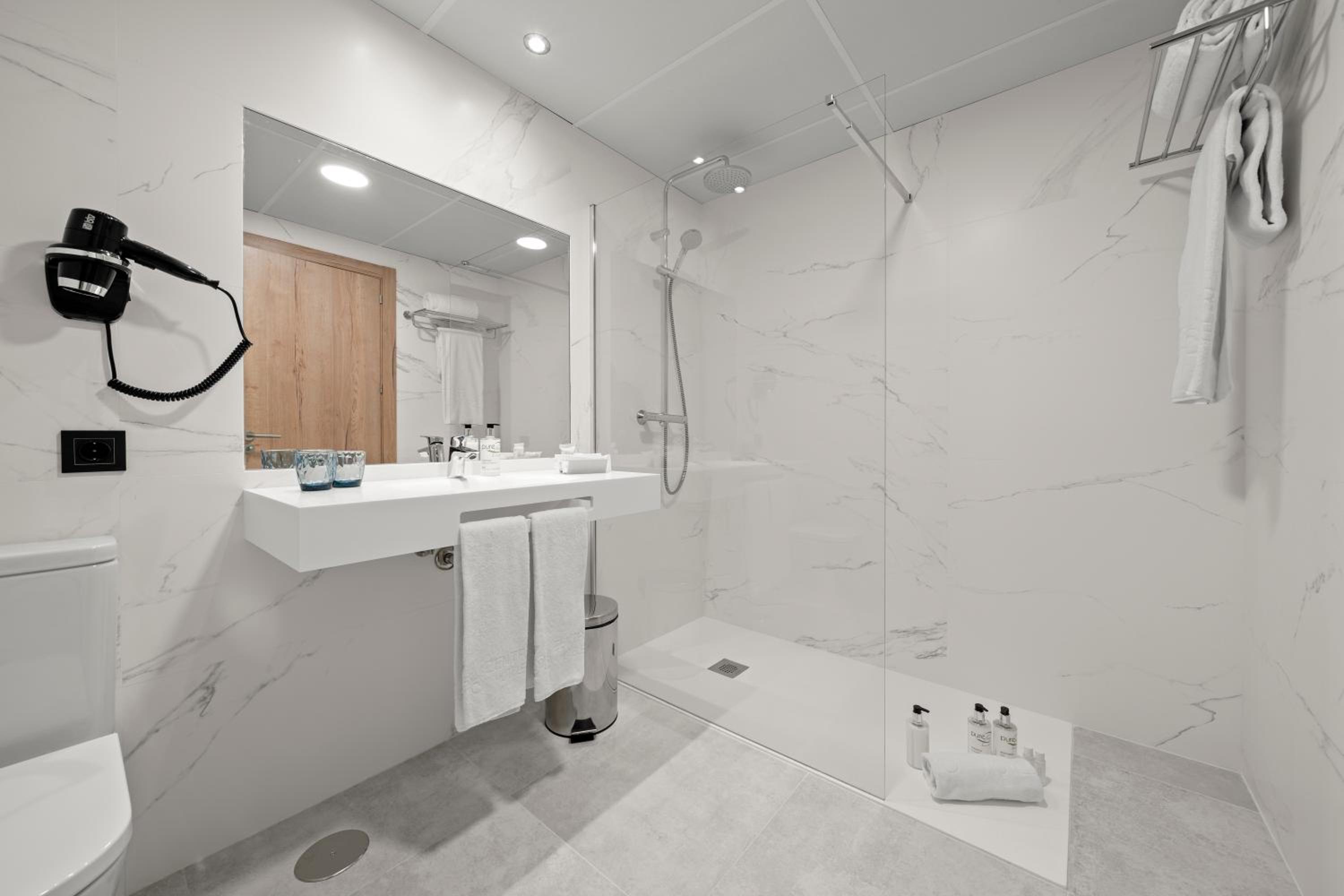 Standard Double or Twin Room - Photo 7