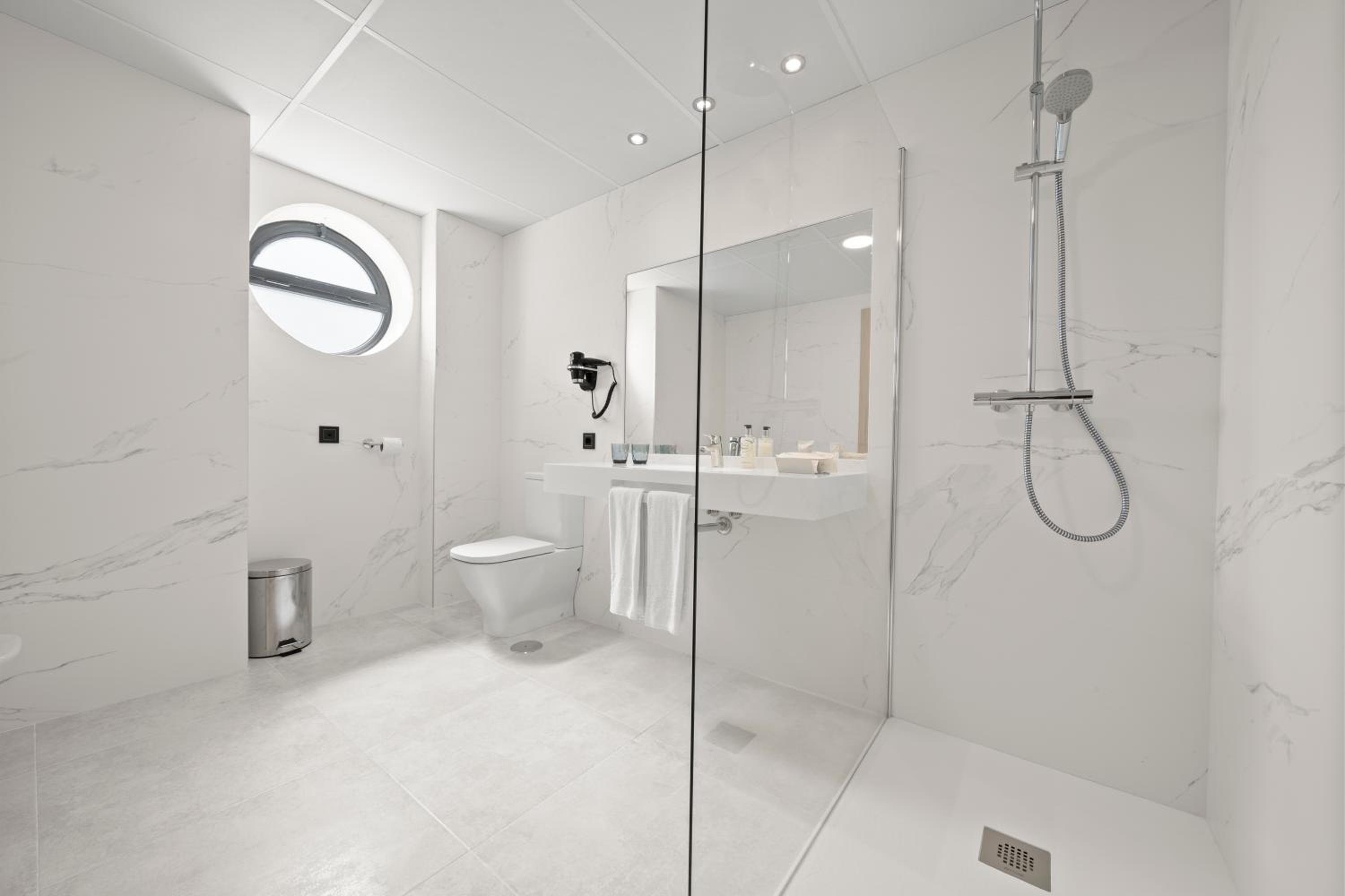 Standard Double or Twin Room - Photo 4