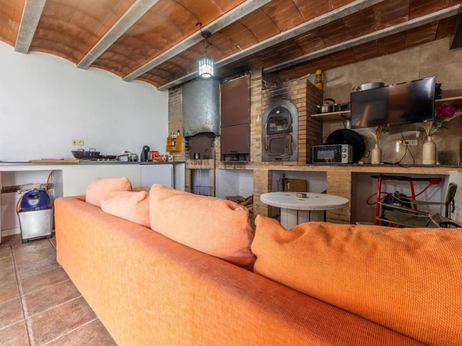 Five-Bedroom House photo 2