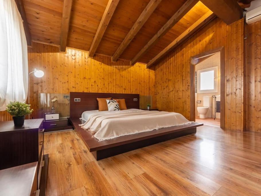 Five-Bedroom House photo 3