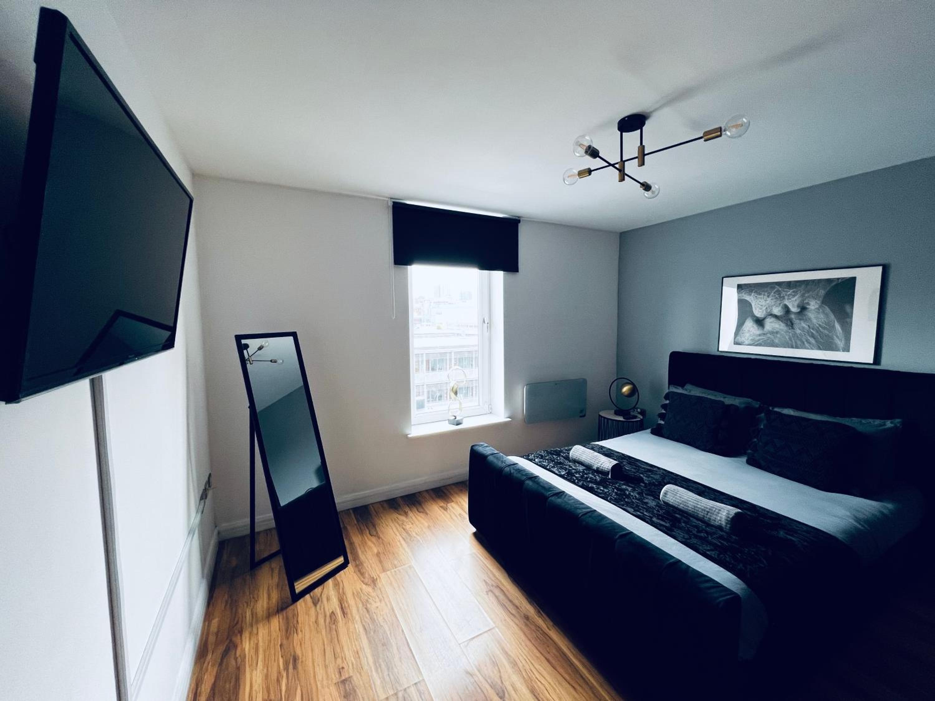 One-Bedroom Apartment - Photo 2