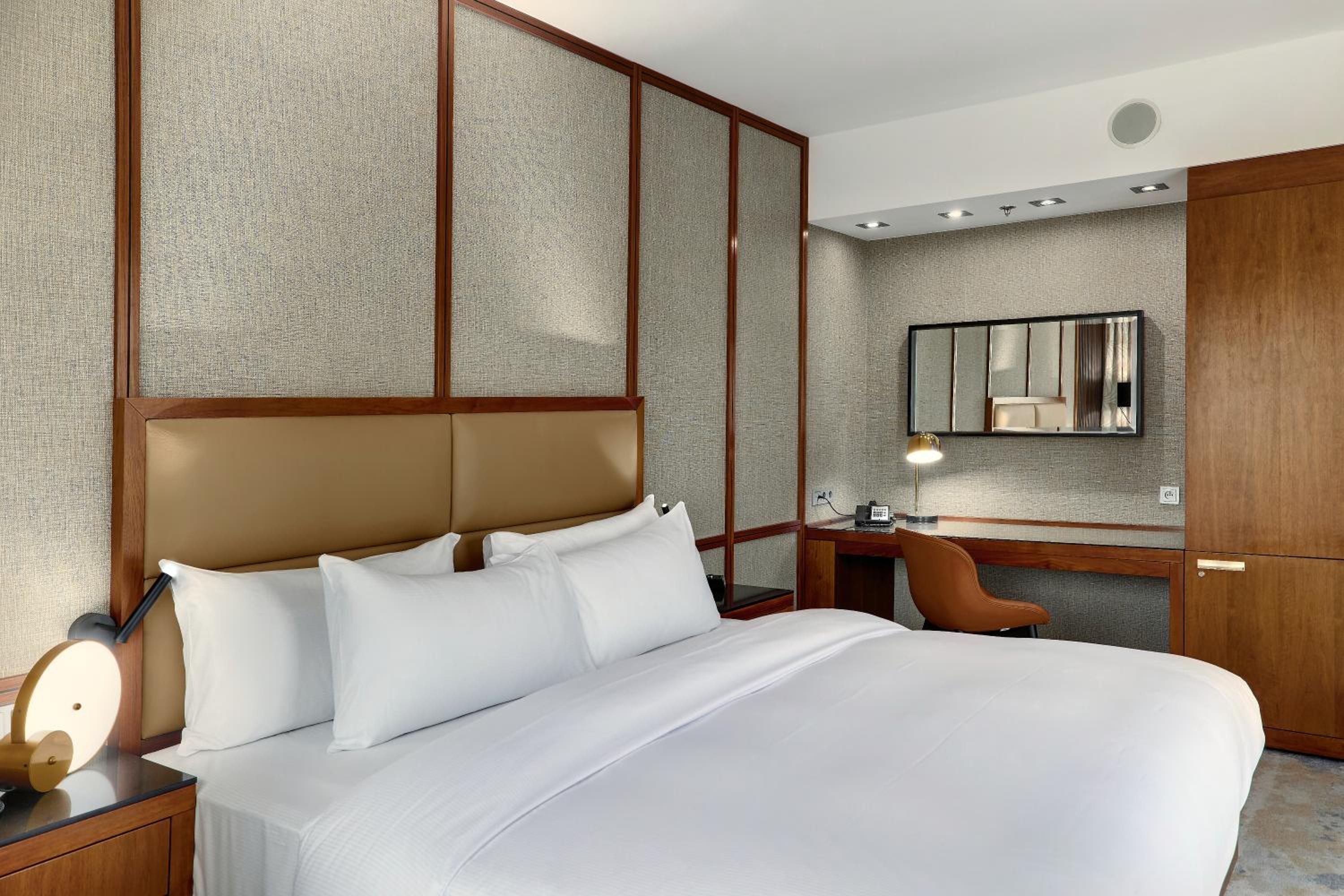 King Guest Room - Photo 9