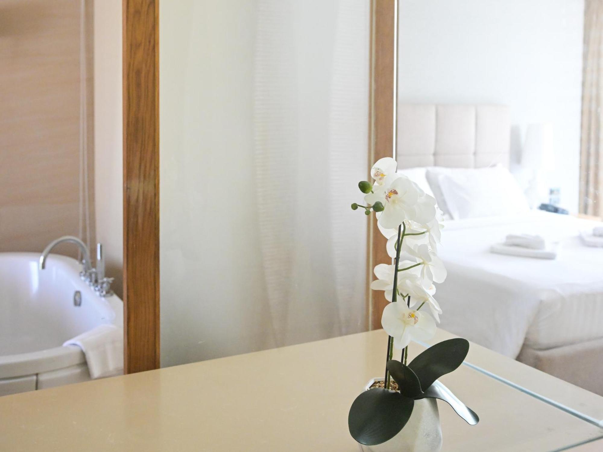 Deluxe Double Room with Partial Sea View photo 3