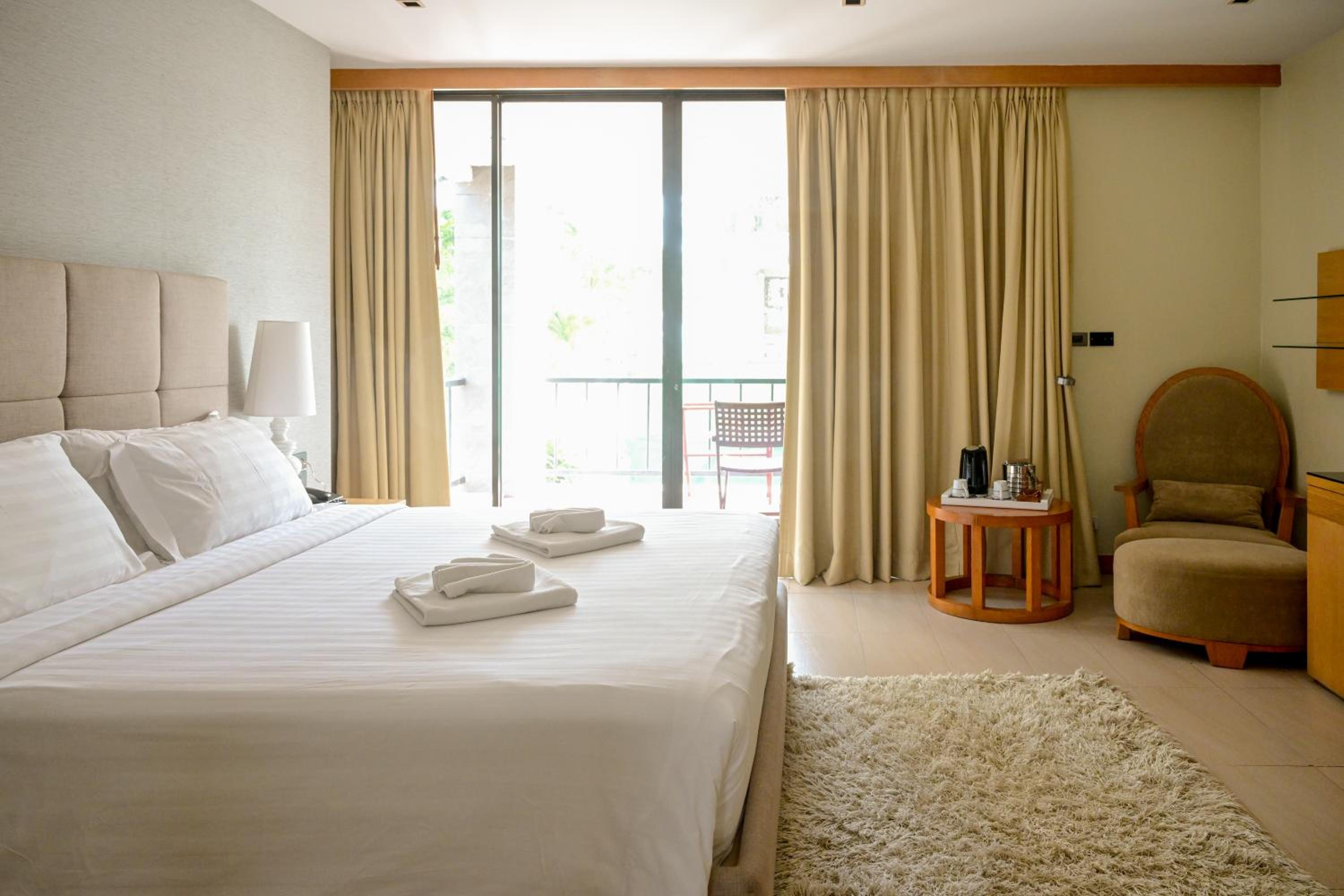 Deluxe Double Room with Partial Sea View photo 2