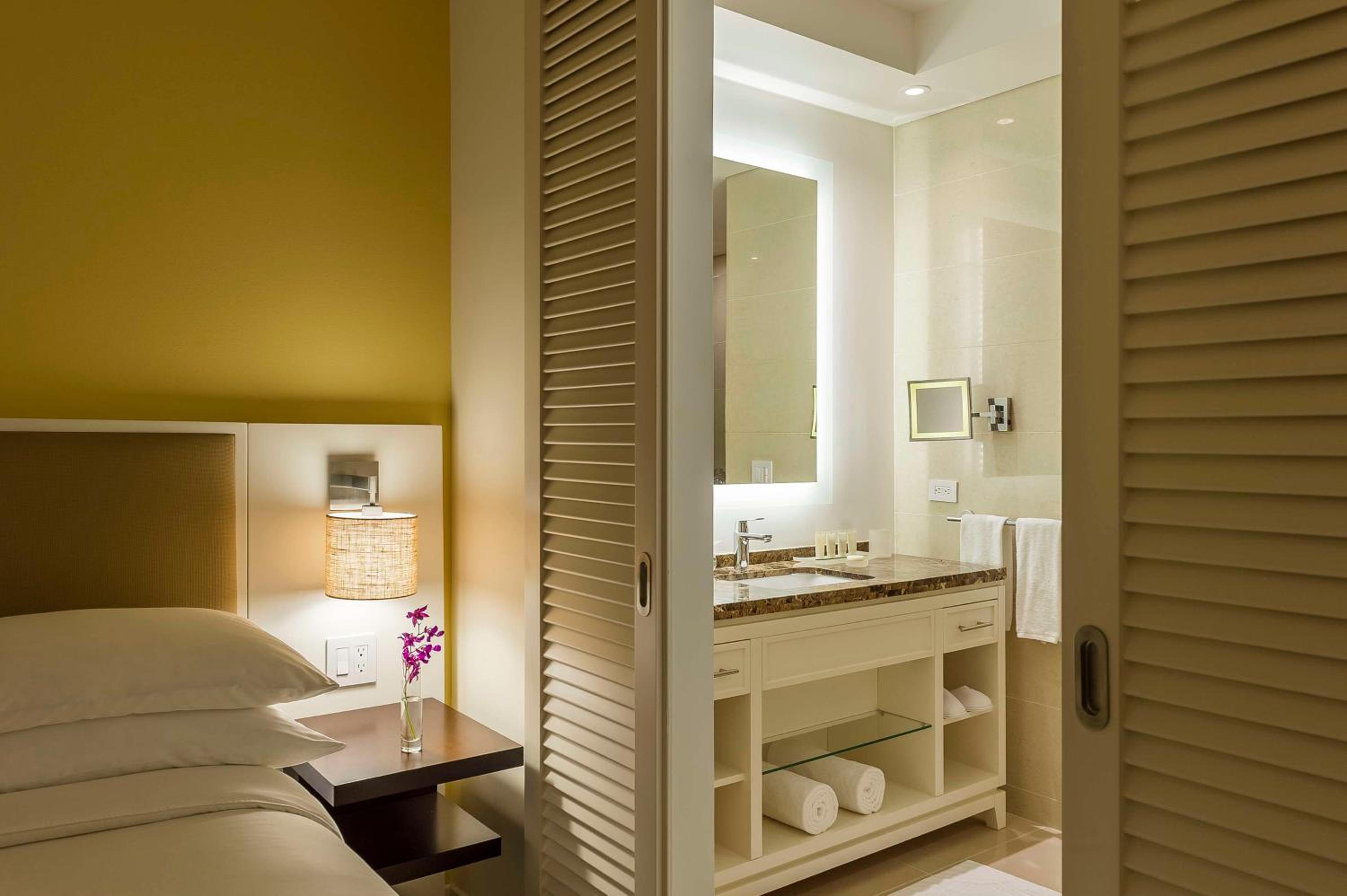 Double Room with Two Double Beds and Ocean View photo 3