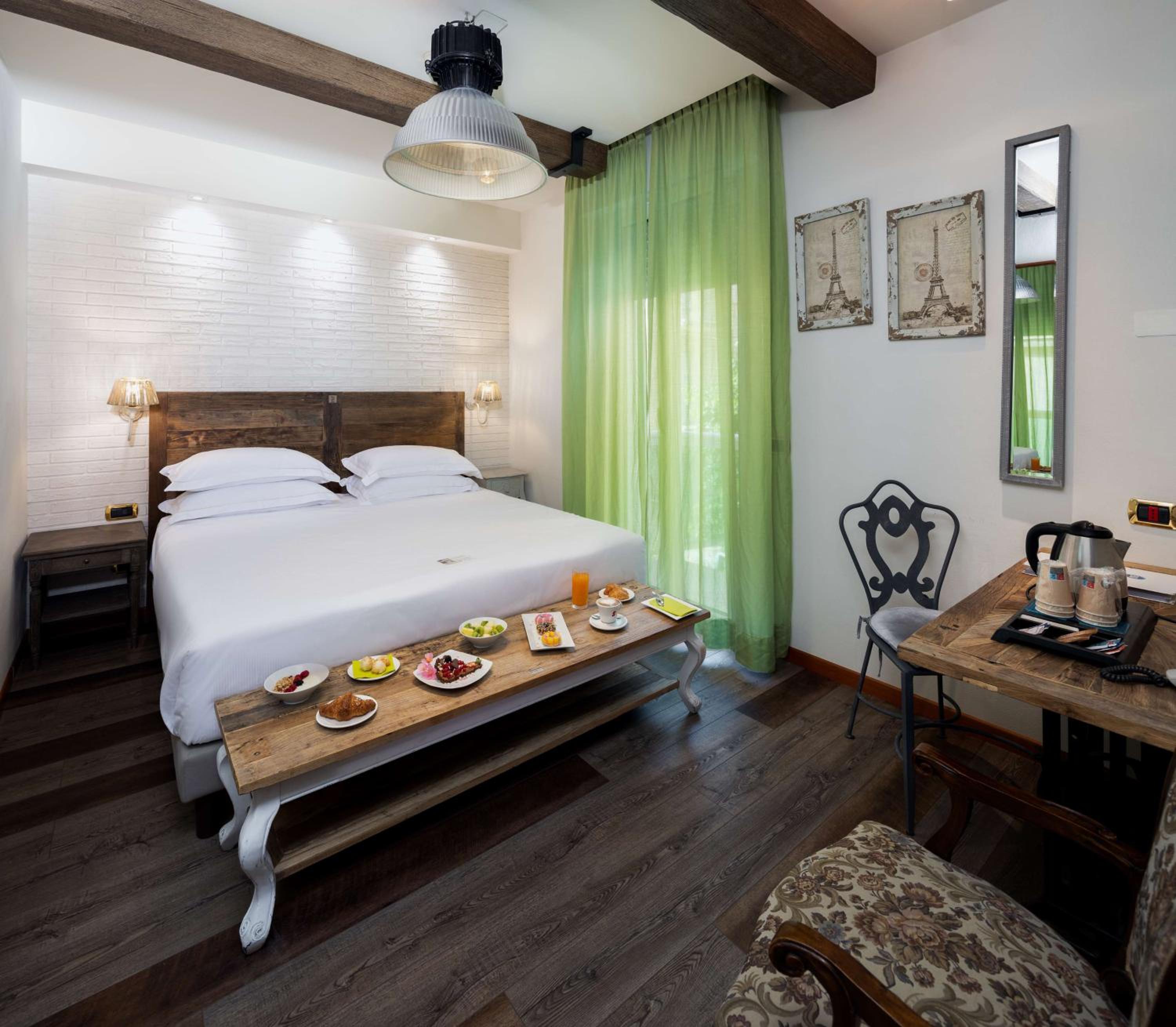 Deluxe King Room with Balcony and Sea View - Photo 2