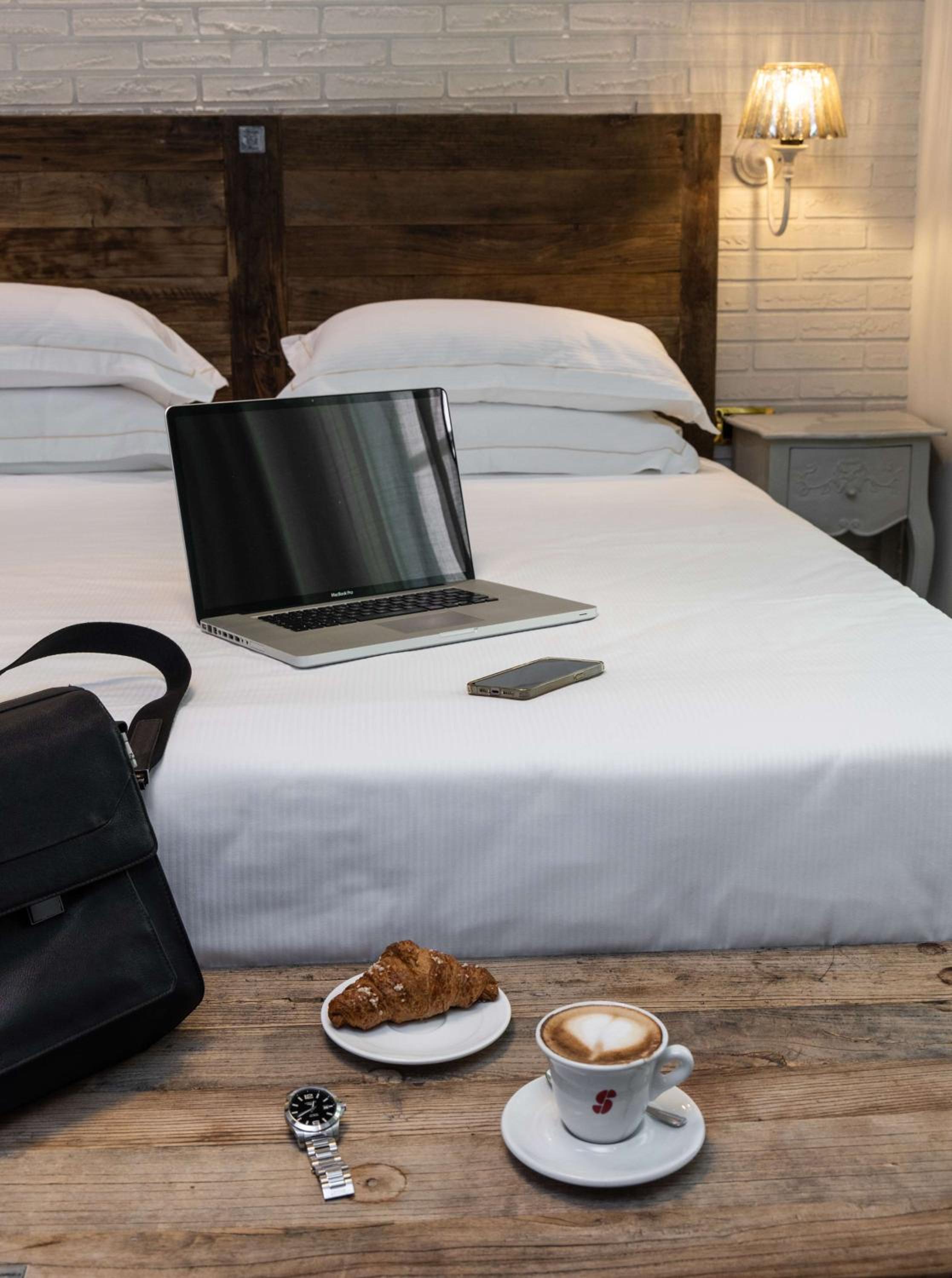 Deluxe King Room with Balcony and Sea View - Photo 19