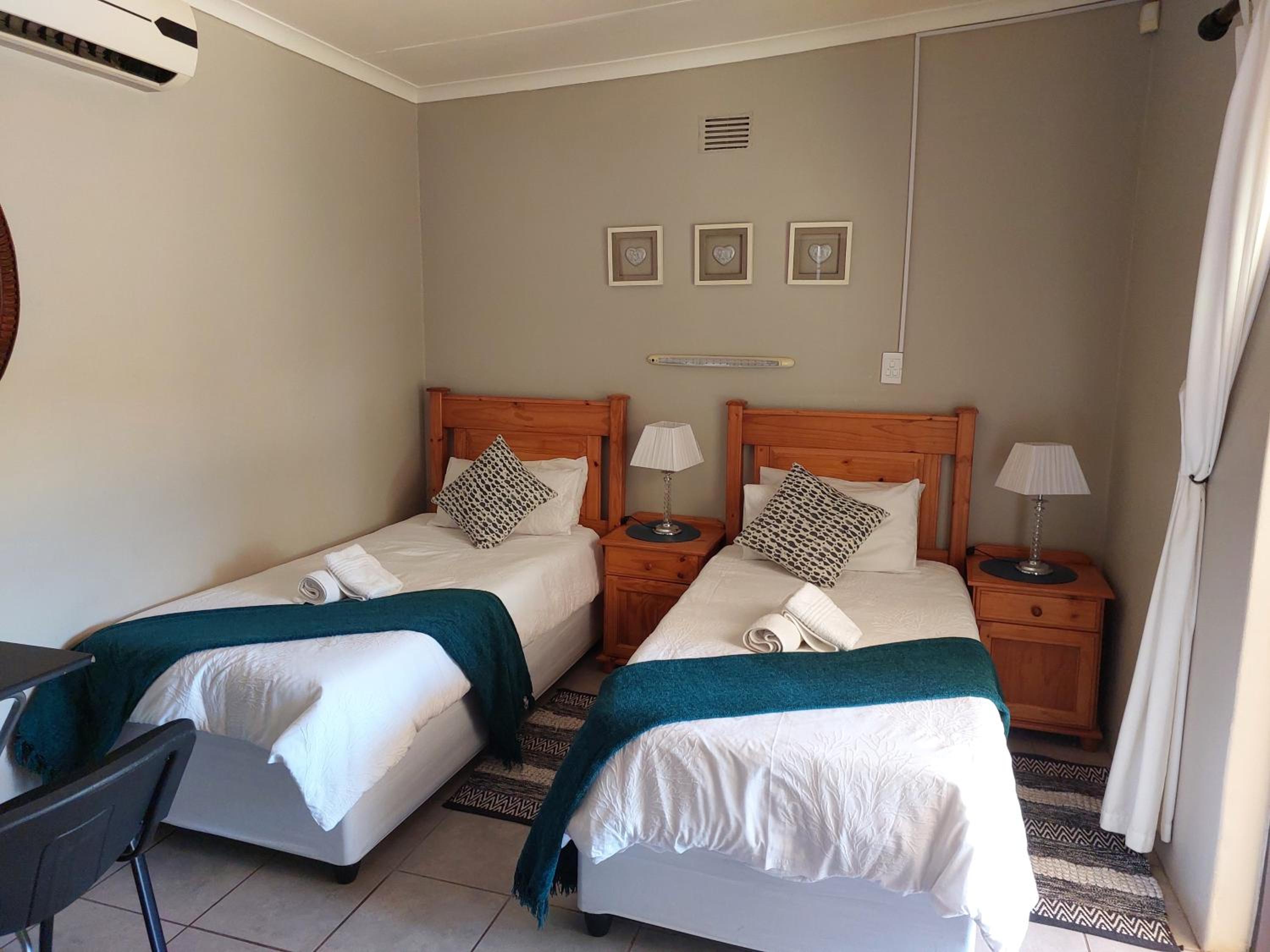 Twin Room with Private Bathroom photo 1
