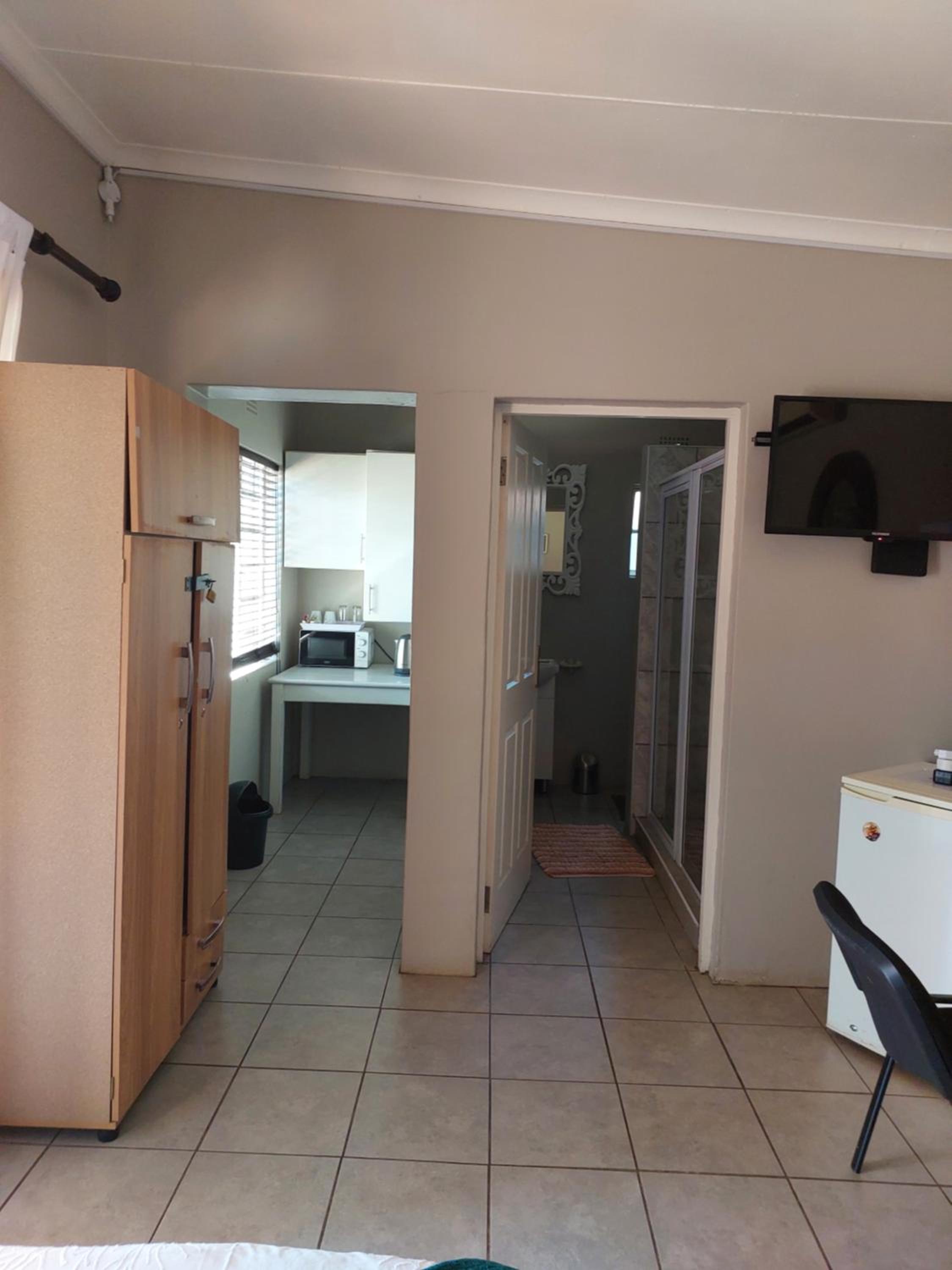 Twin Room with Private Bathroom photo 3