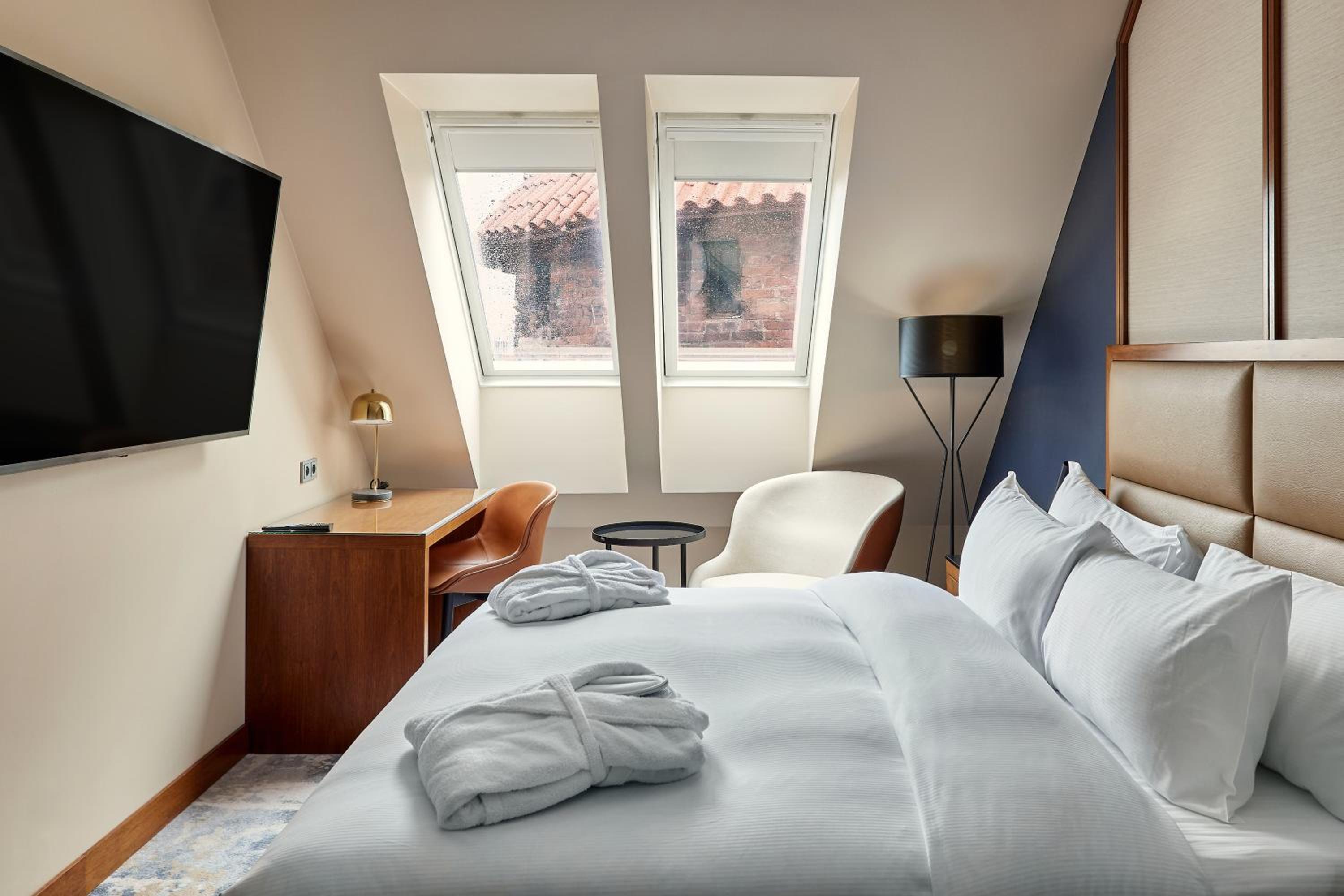 King Suite with River View  - Photo 11