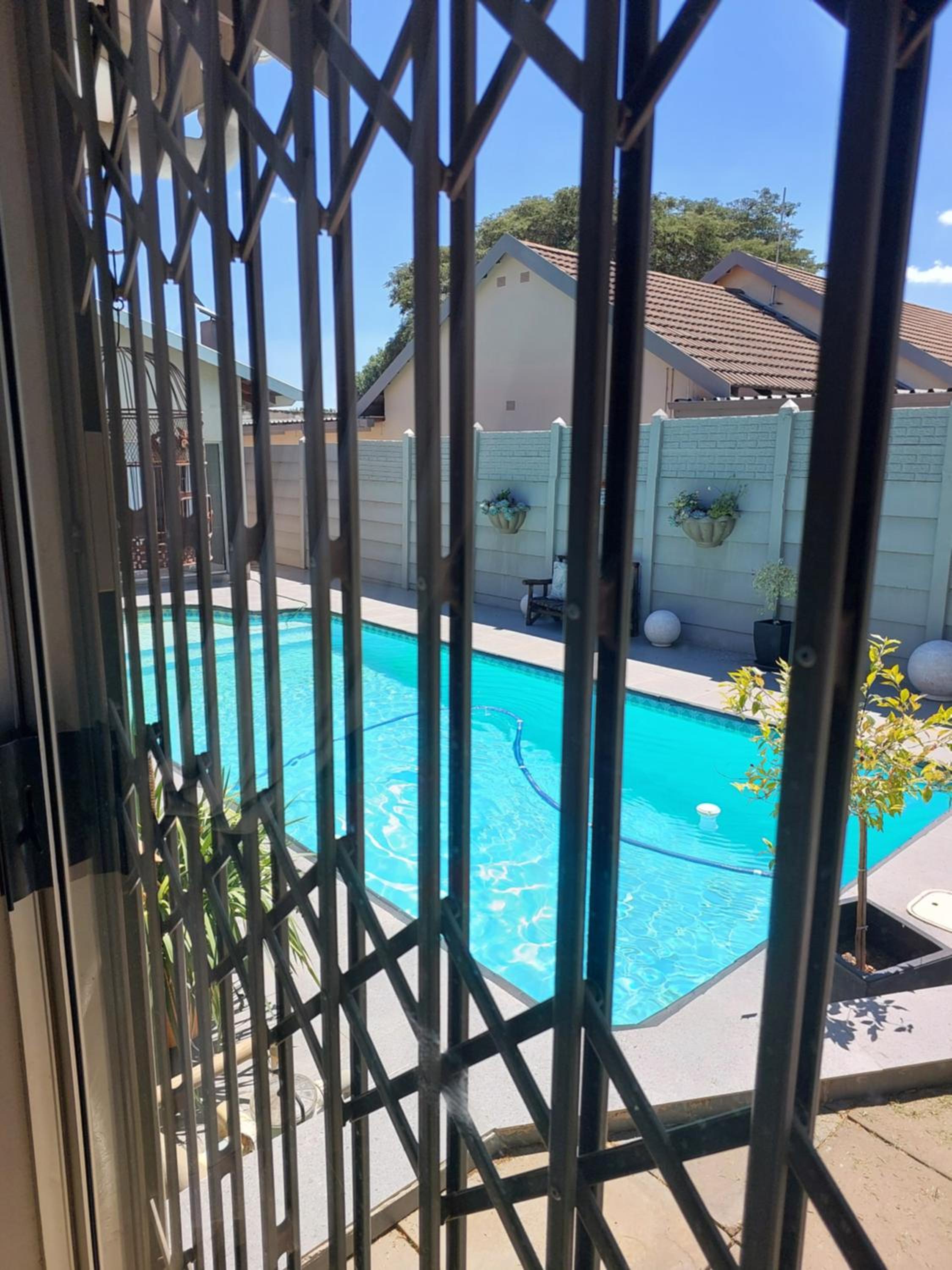 Double Room with Pool View photo 3