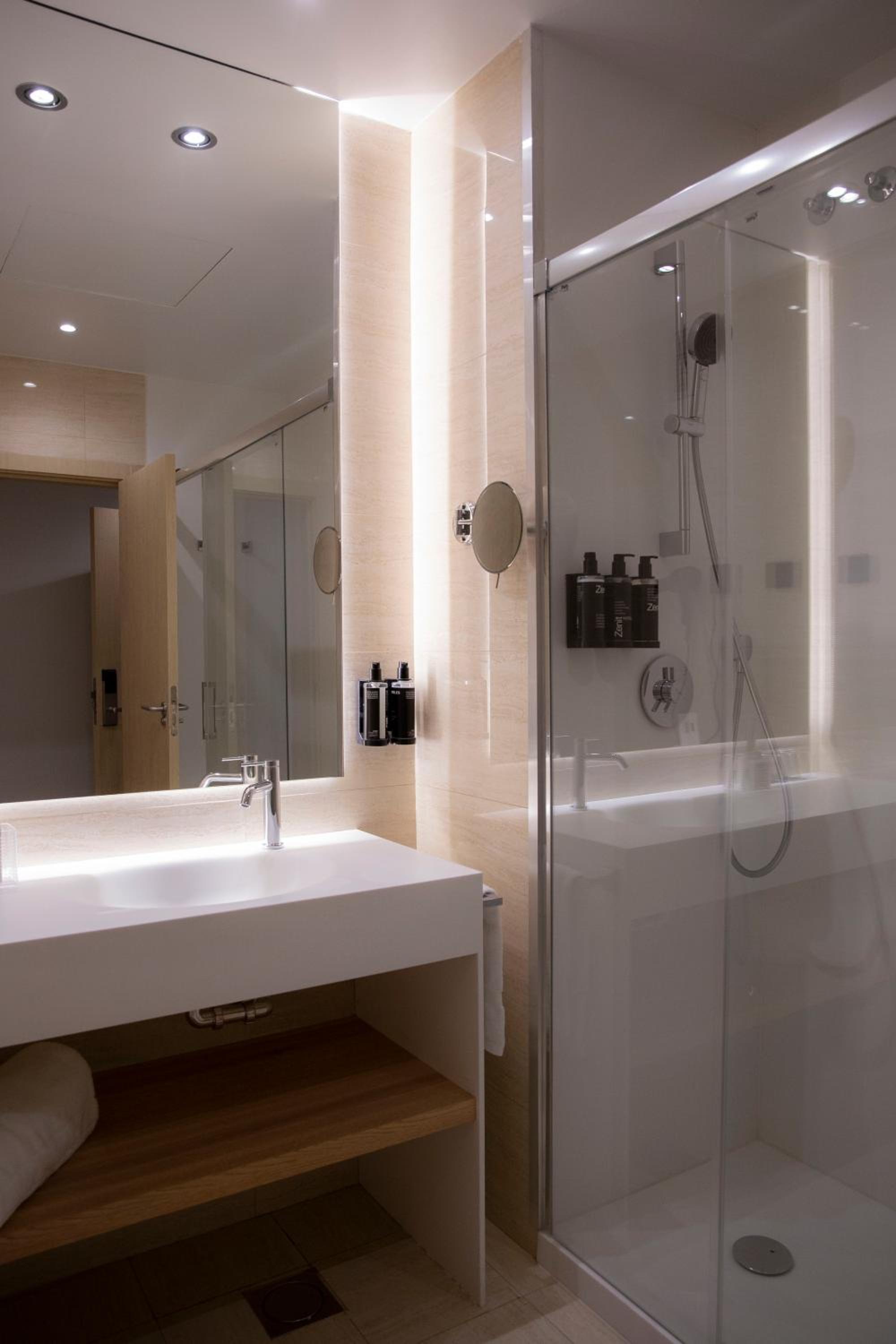 Double or Twin Room - Photo 11