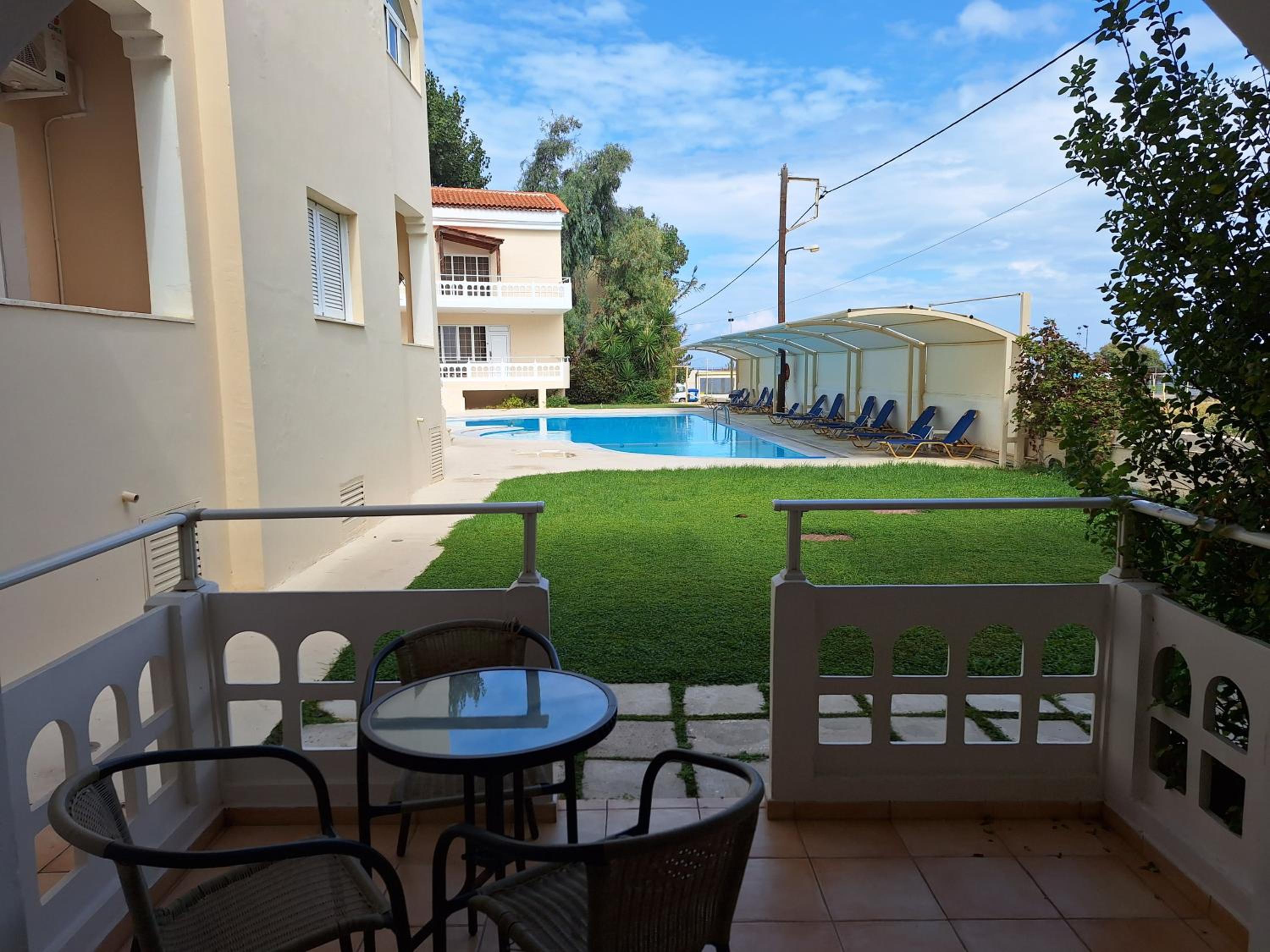 Studio with Pool View - Photo 8