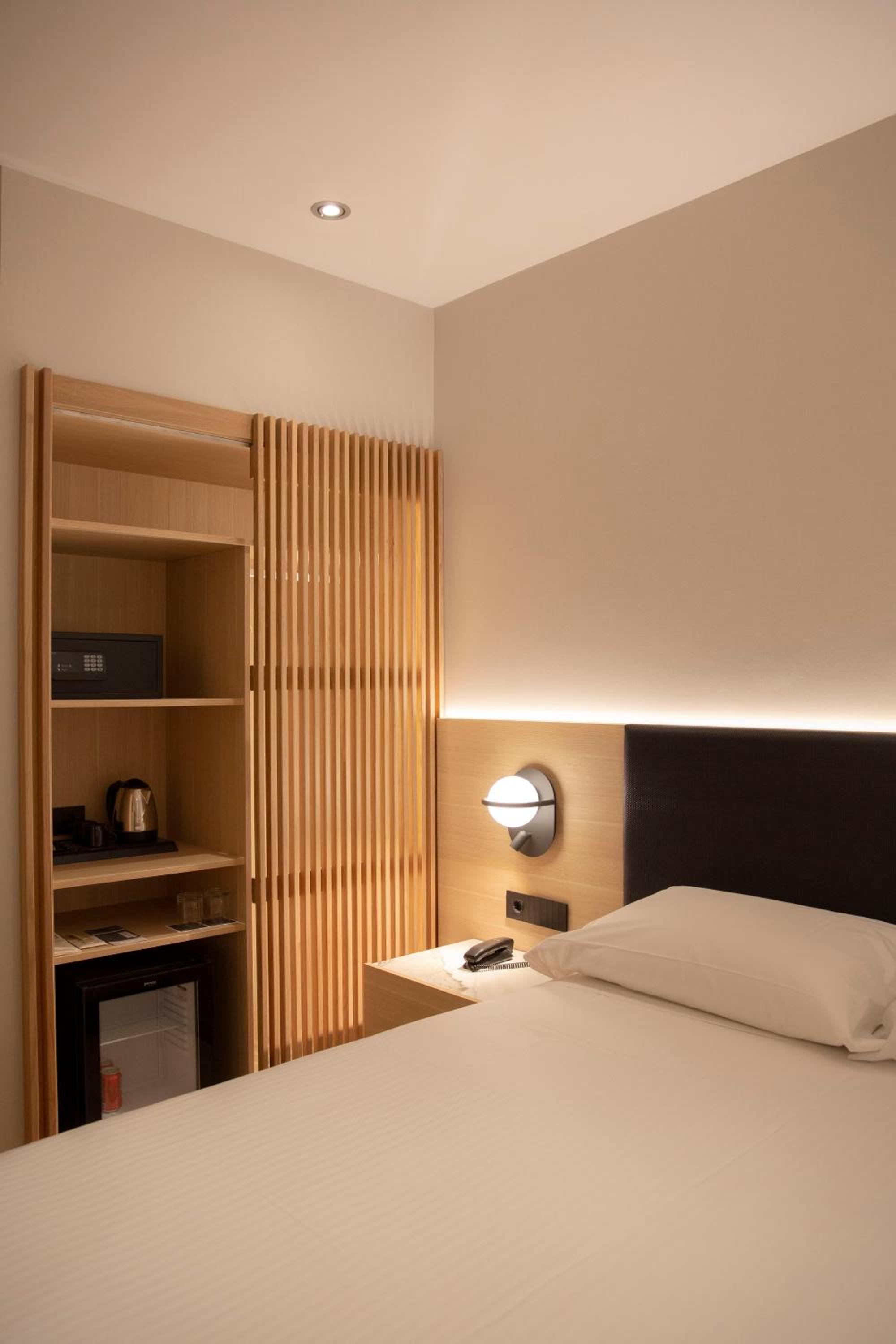 Double or Twin Room - Photo 5