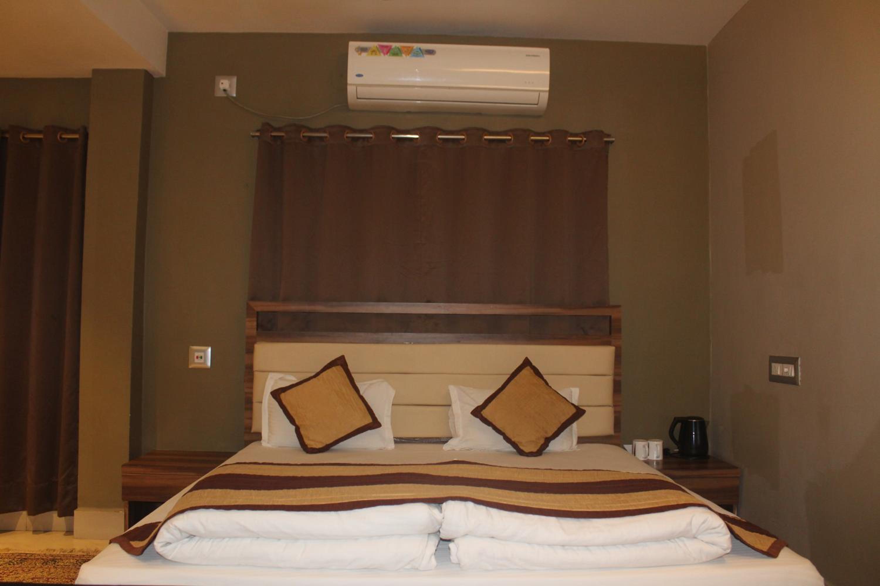 Deluxe King Room photo 2