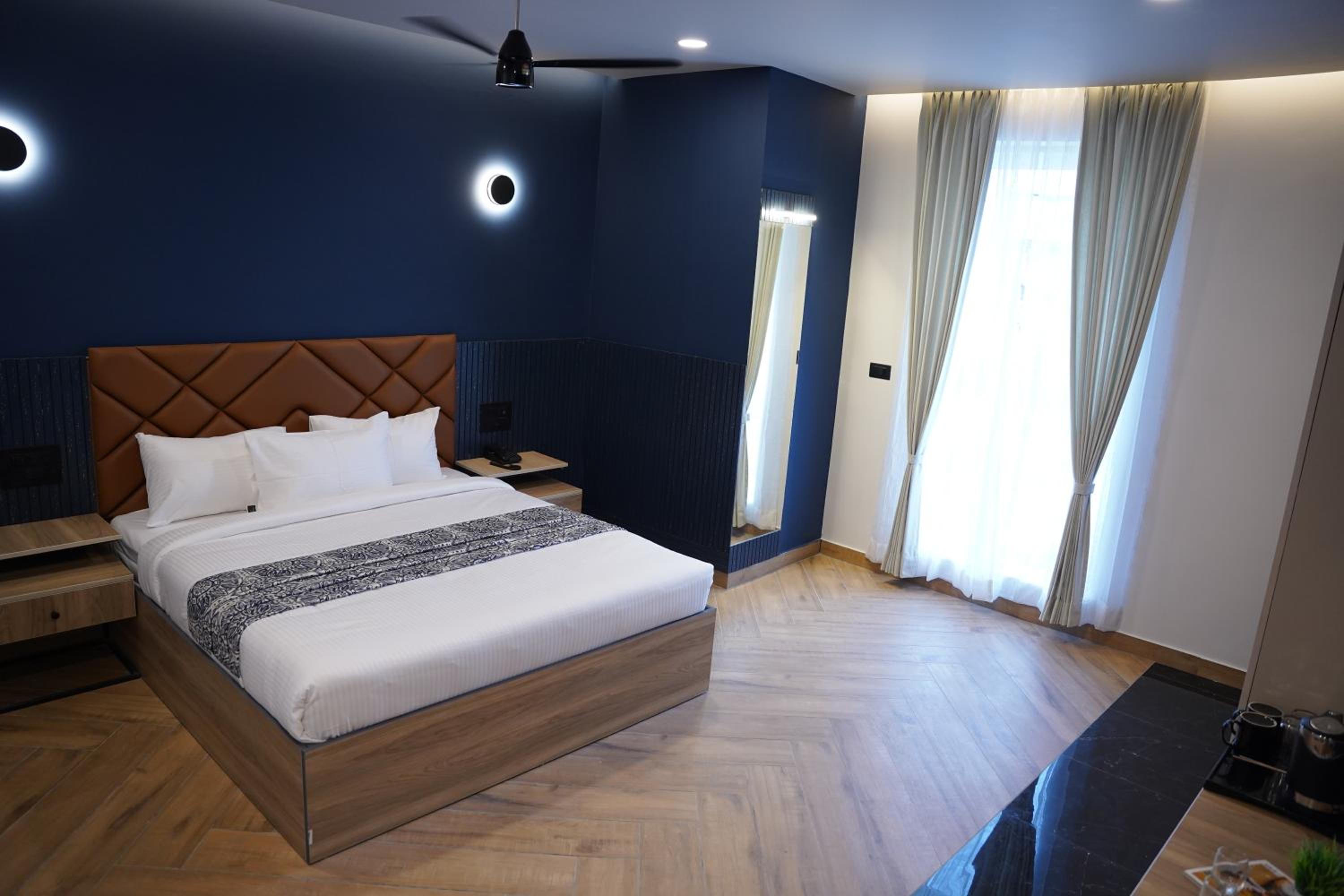 Deluxe King Suite photo 3