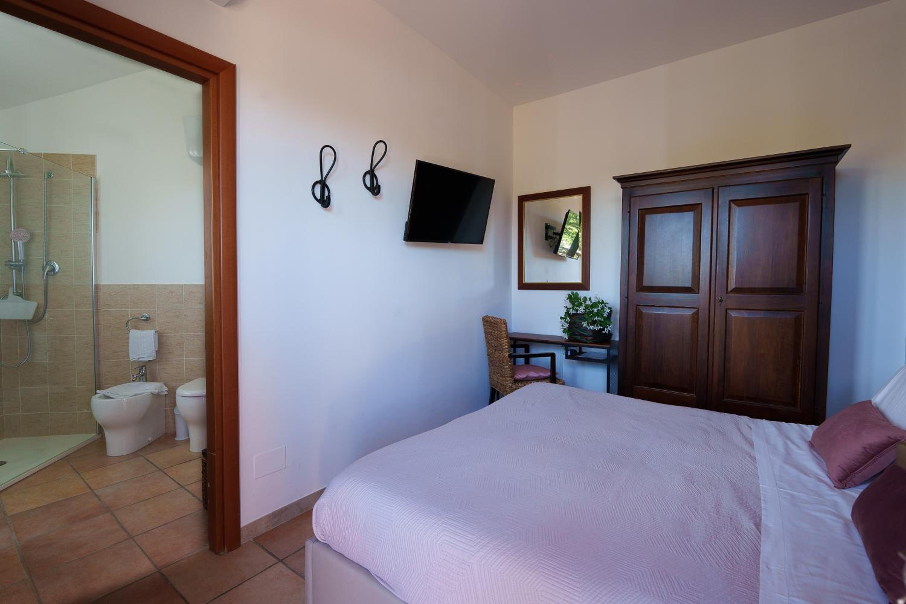 Standard Double or Twin Room - Photo 6