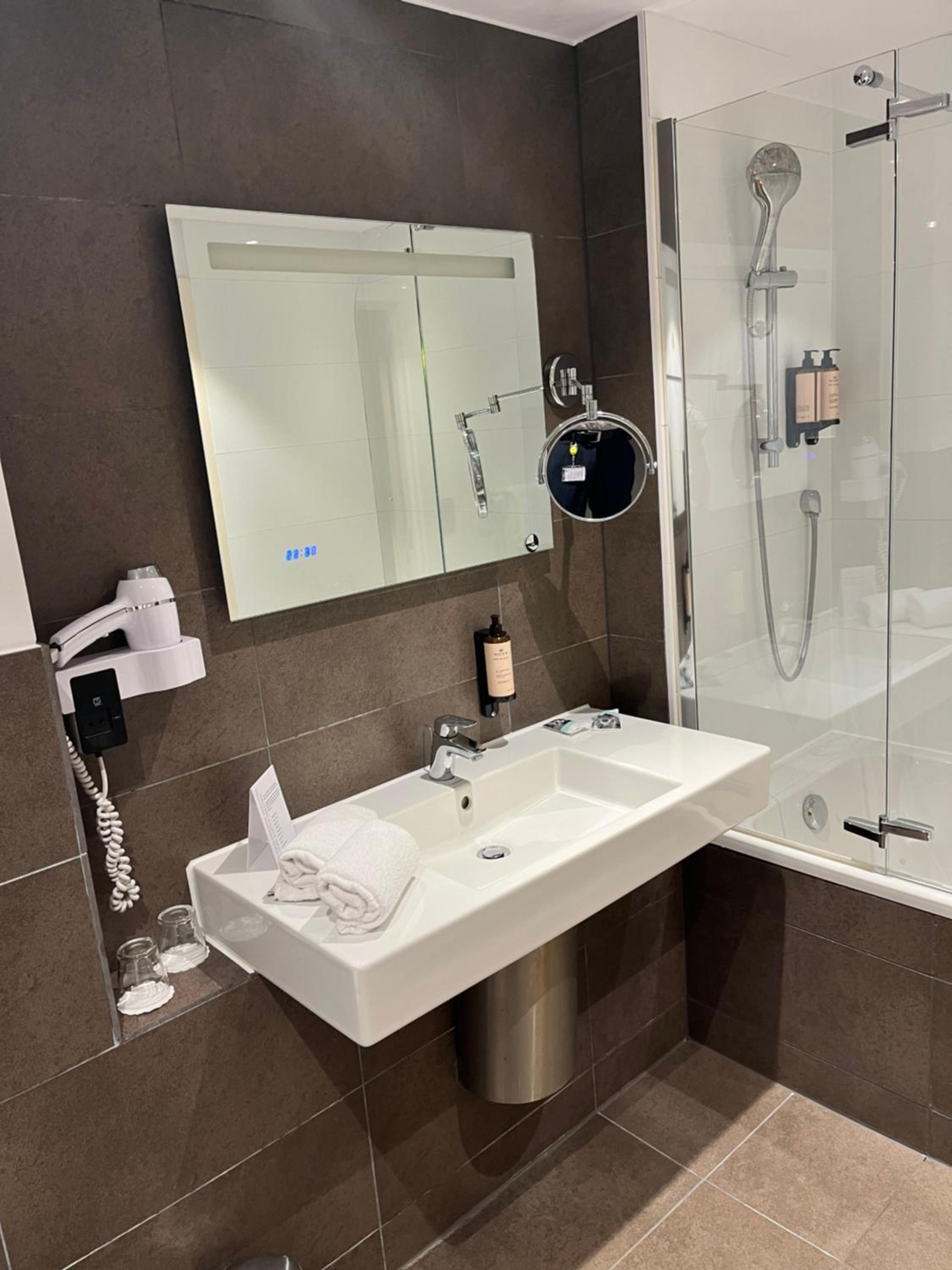 Superior Twin Room - Accessible photo 3