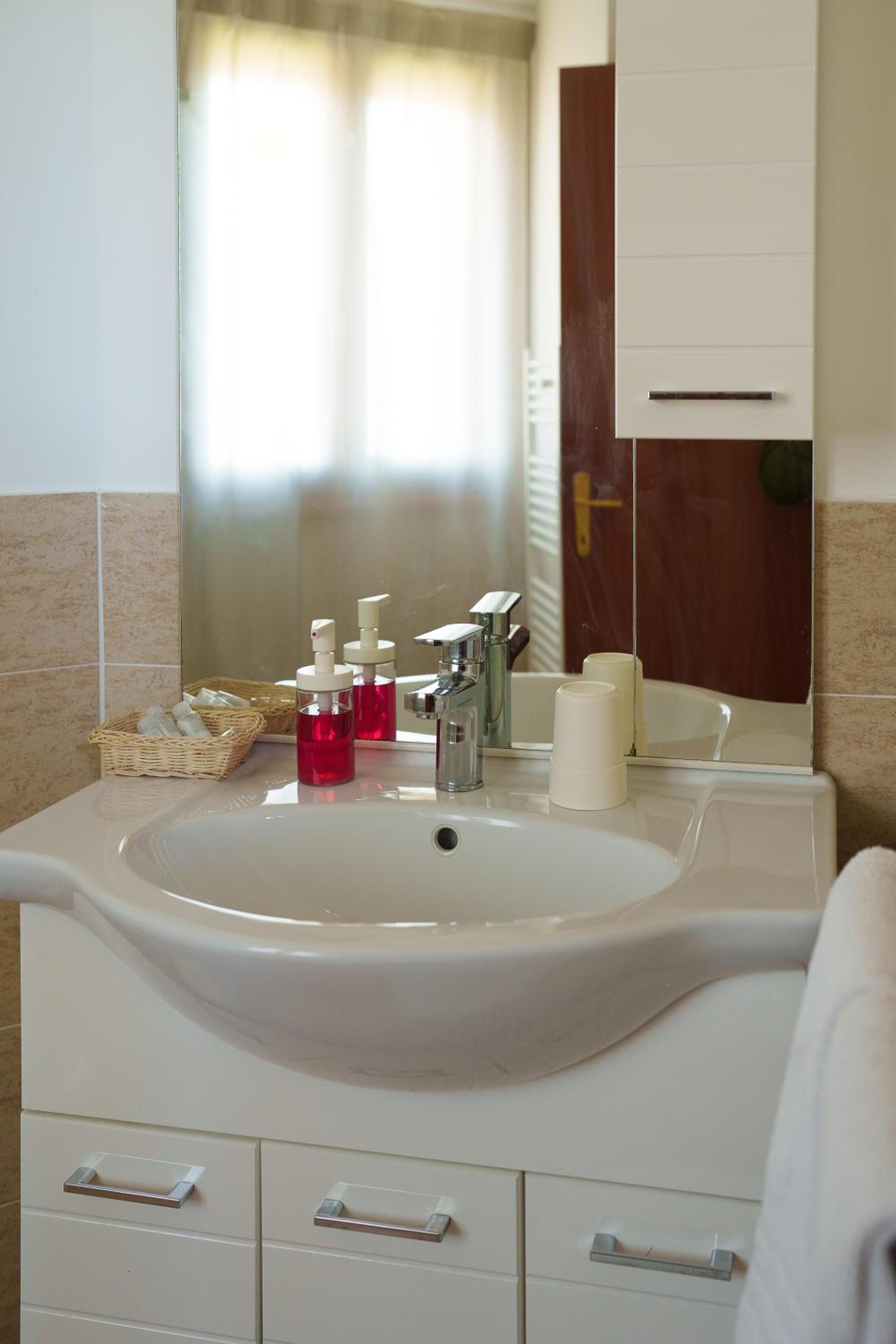 Standard Double or Twin Room - Photo 12