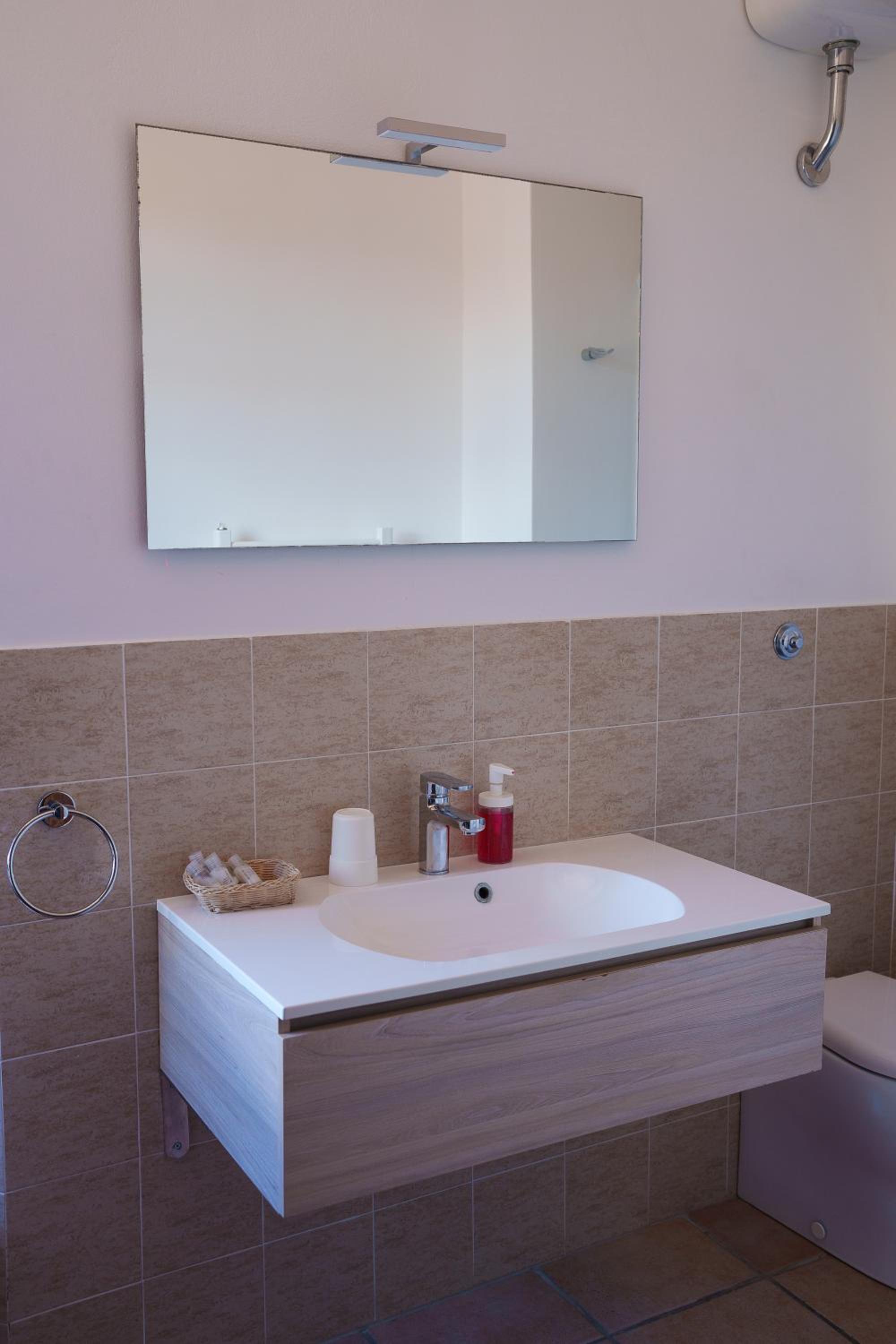 Quadruple Room with Lake View - Photo 5