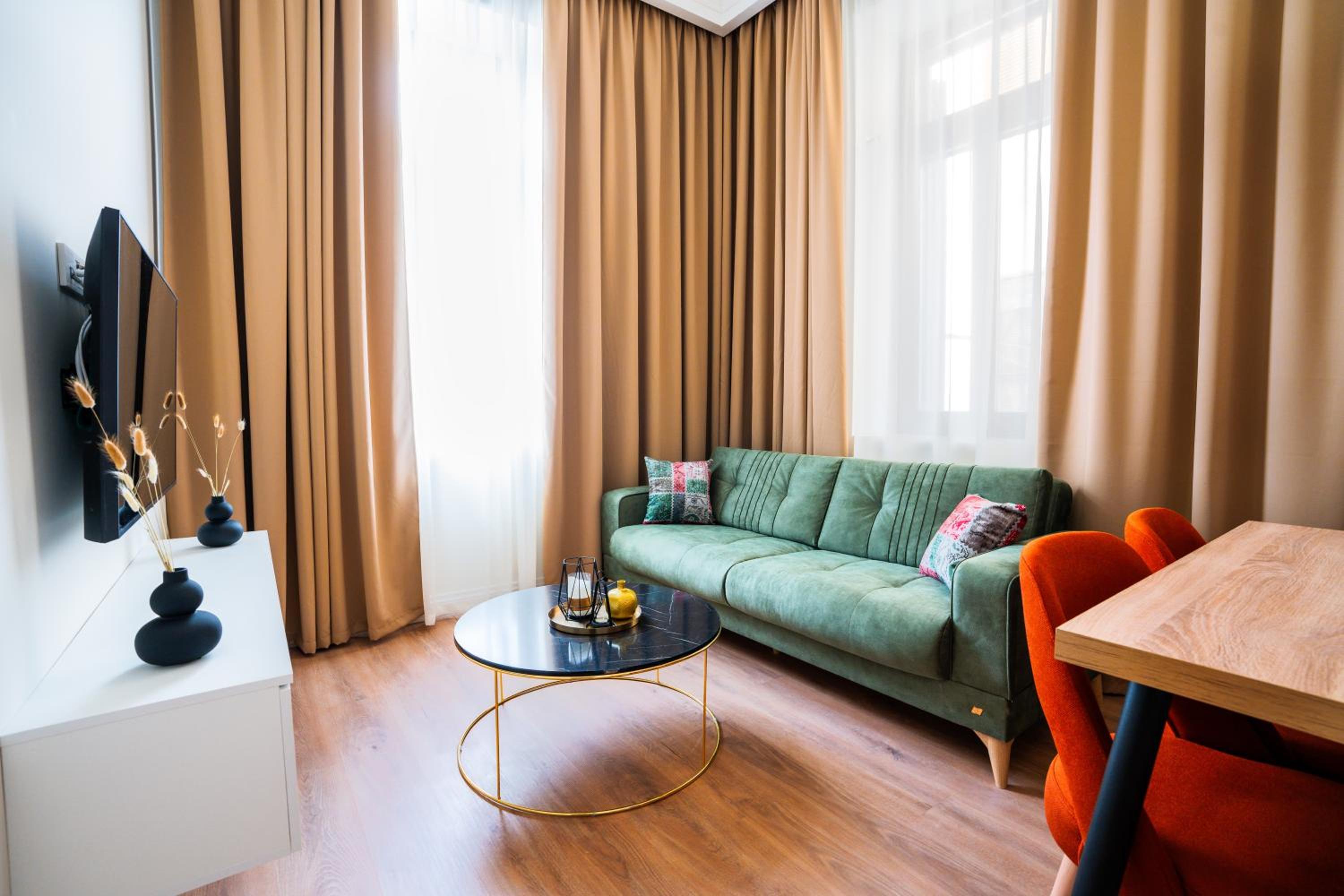 House M | Neoclassical | Raised Ground Floor