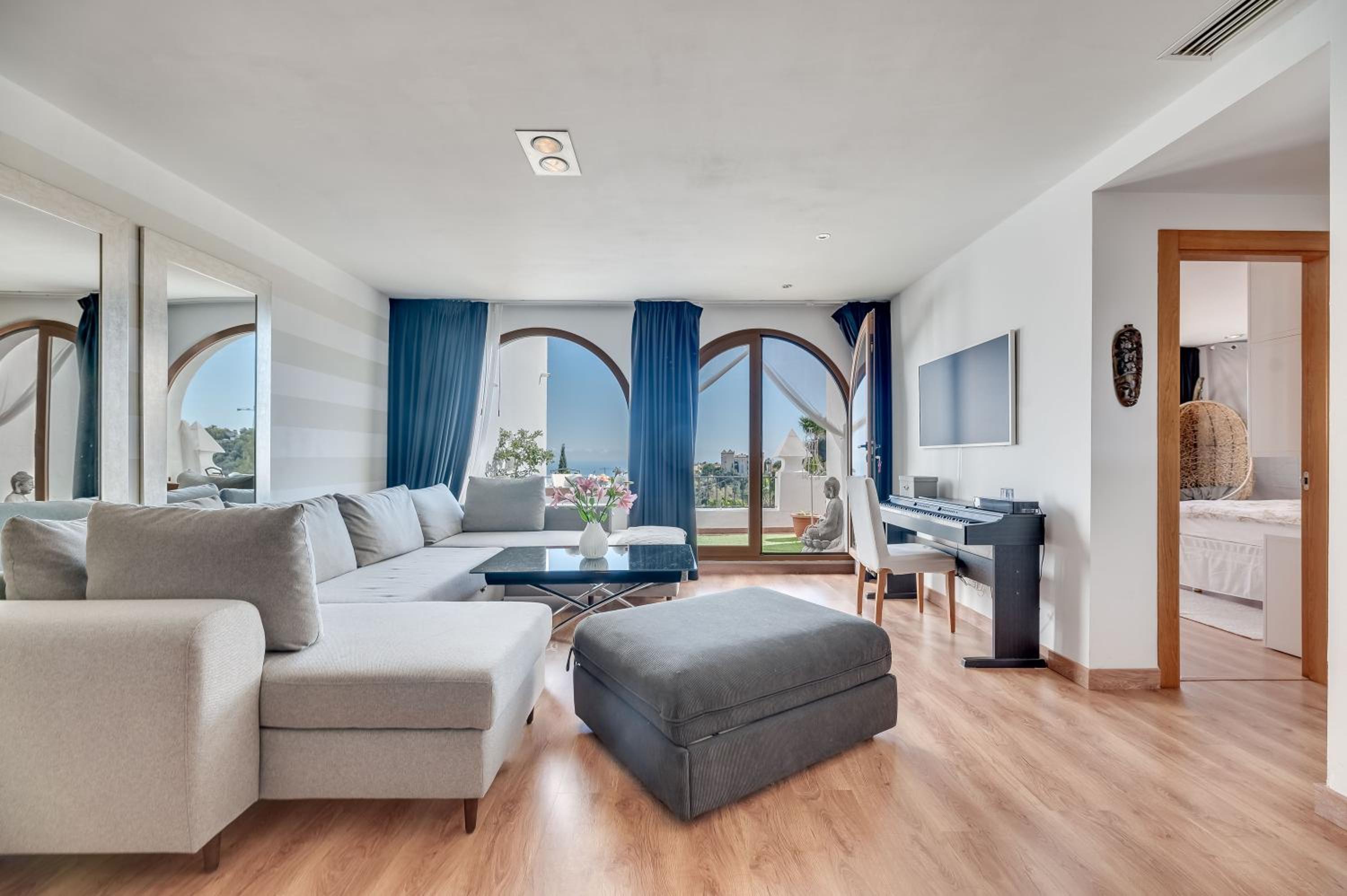 Apartamento de un dormitorio superior con balcón