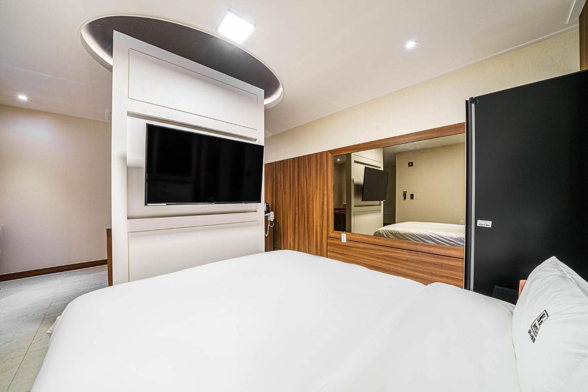 Suite - Photo 1