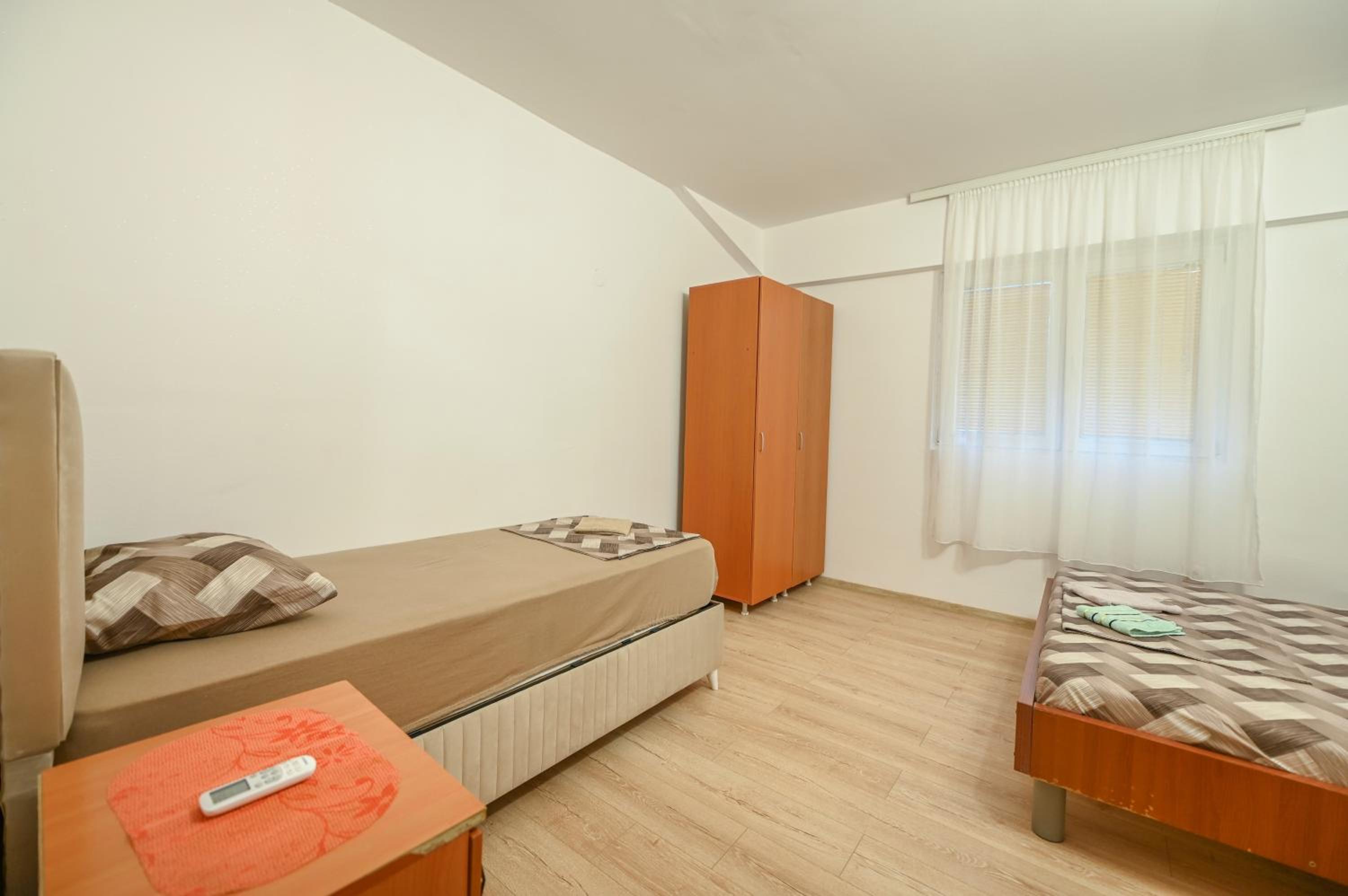 Economy Triple Room - Photo 11