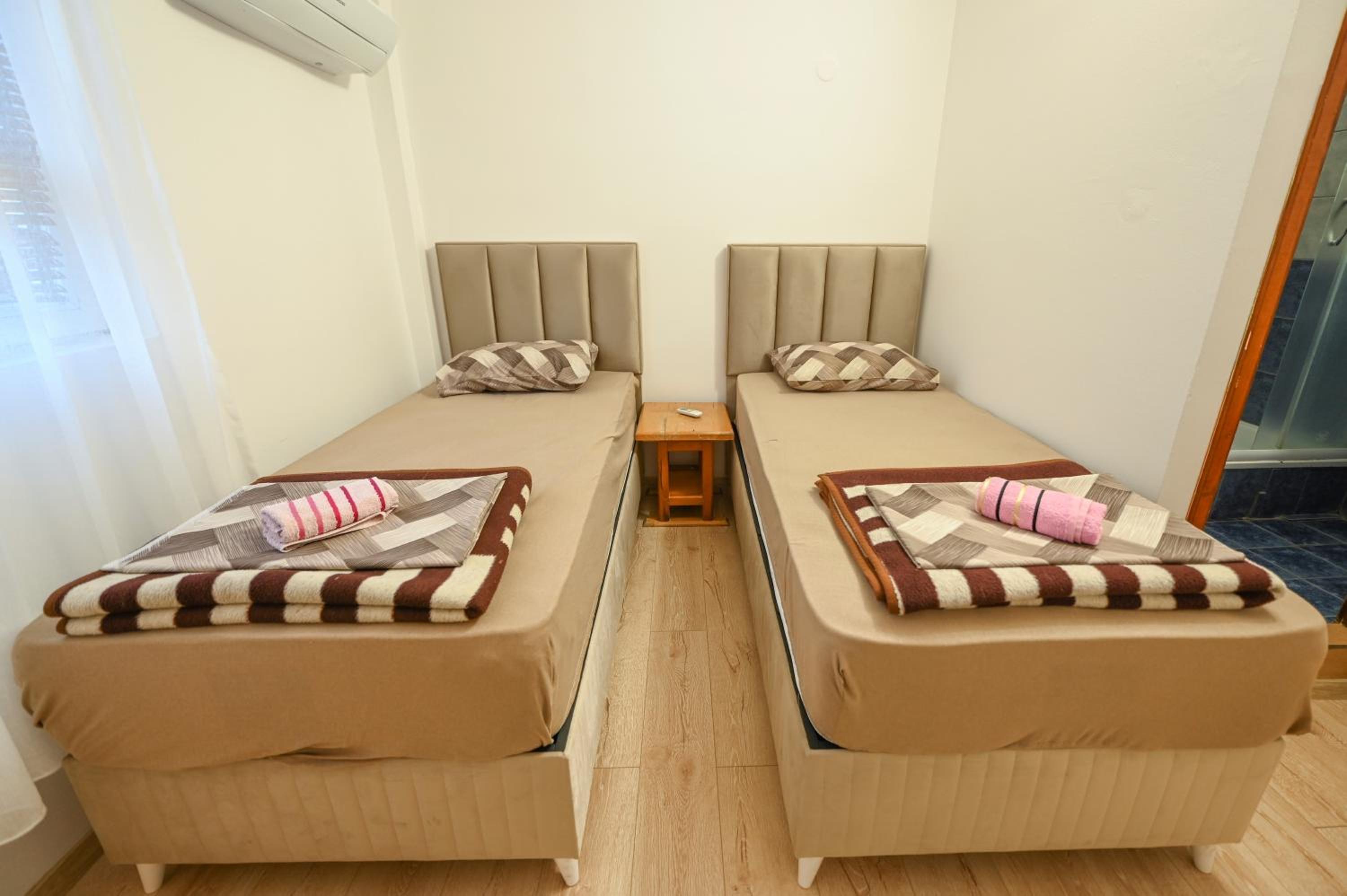 Economy Triple Room - Photo 12