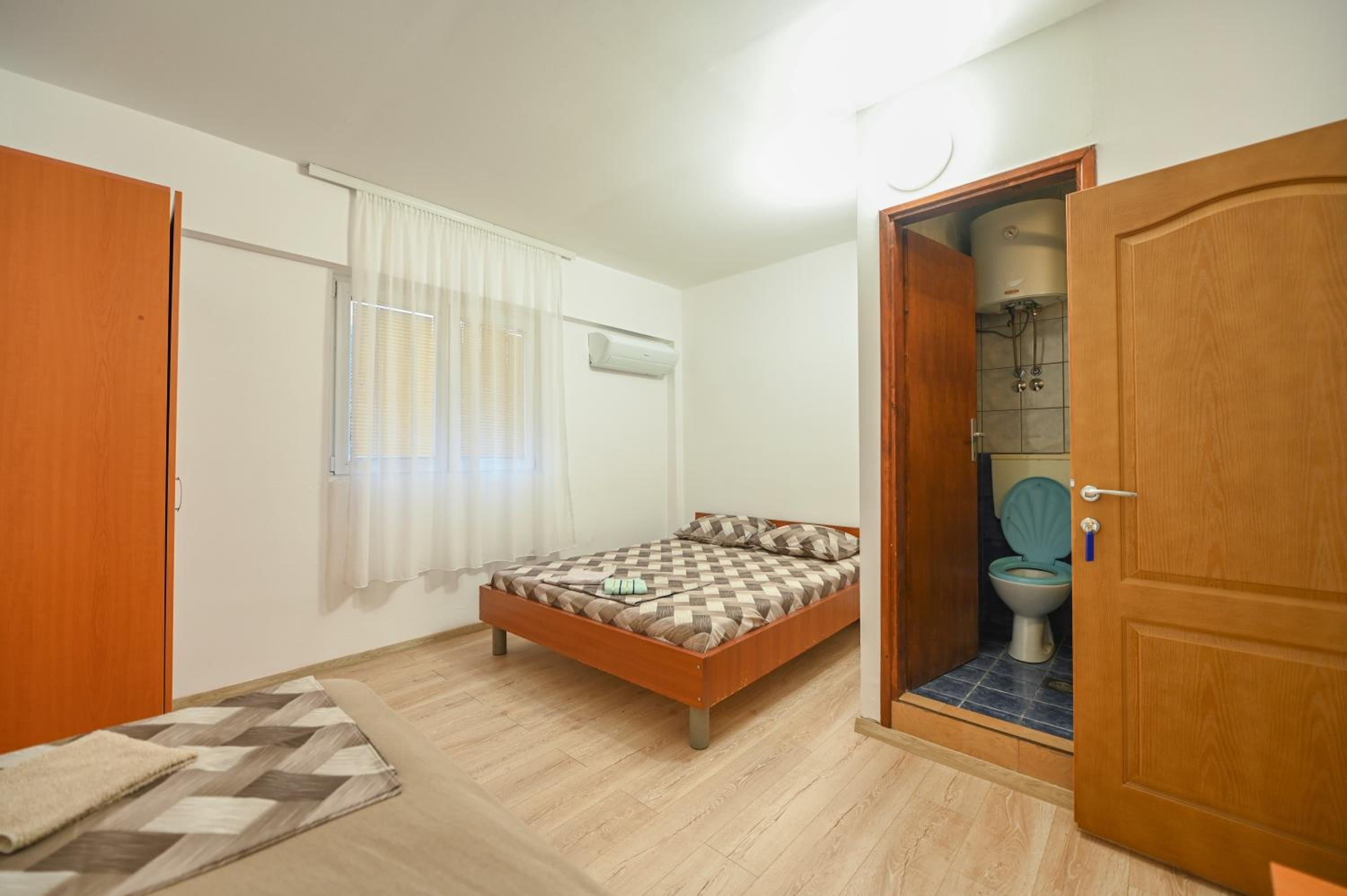 Economy Triple Room - Photo 15